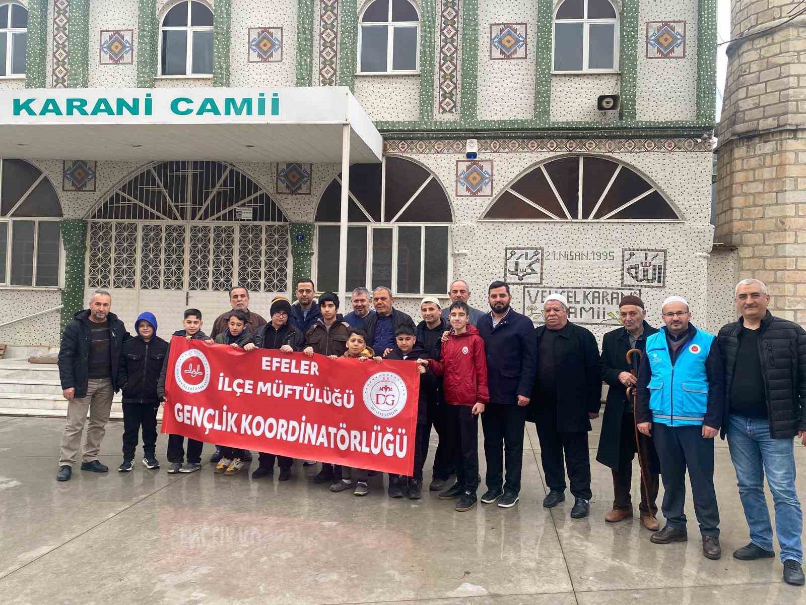 Efeler’de her yaştan vatandaş sabah namazında bir araya geldi
Efeler’de her yaştan vatandaş sabah namazında bir araya geldi