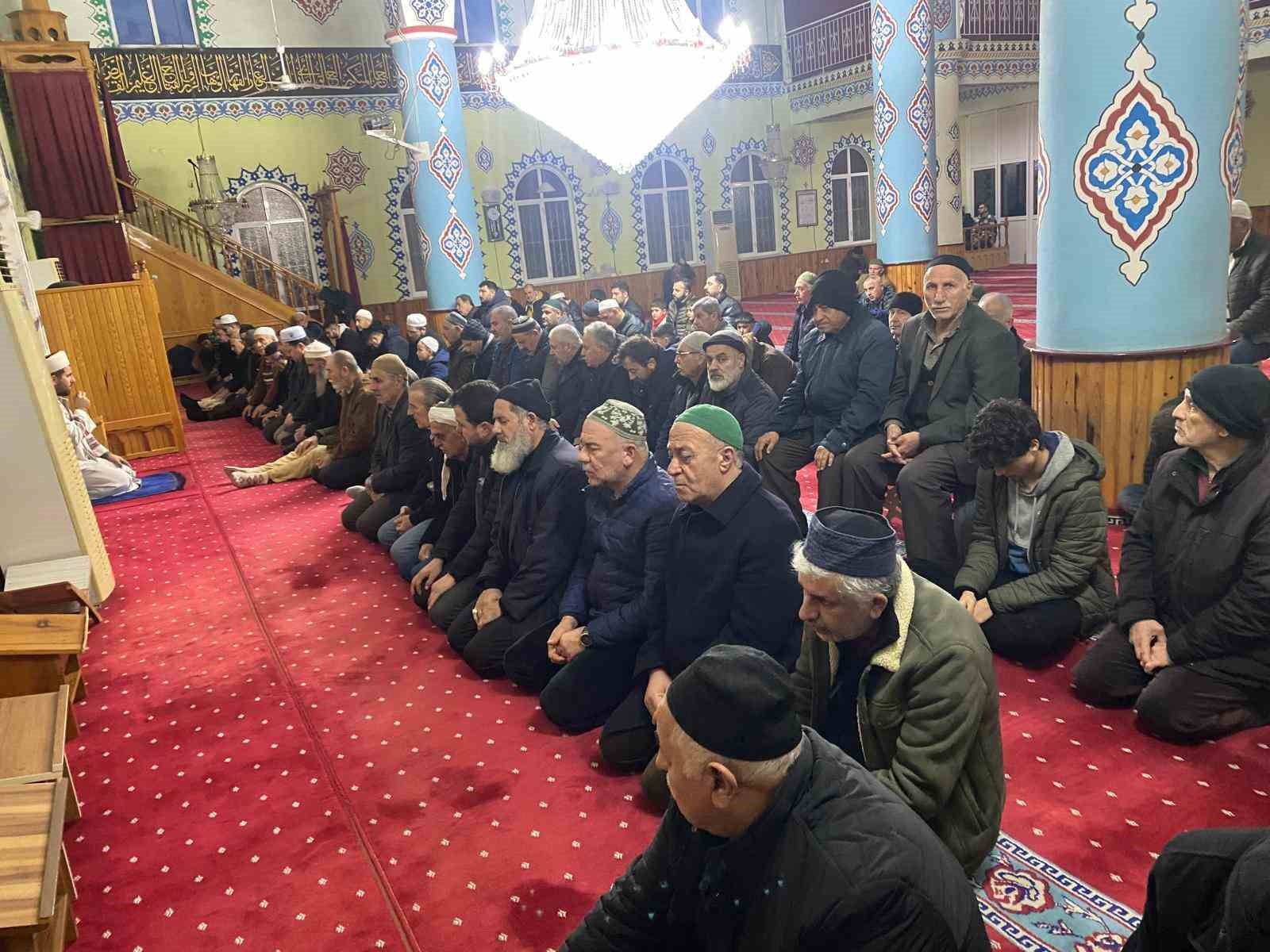 Efeler’de her yaştan vatandaş sabah namazında bir araya geldi
Efeler’de her yaştan vatandaş sabah namazında bir araya geldi