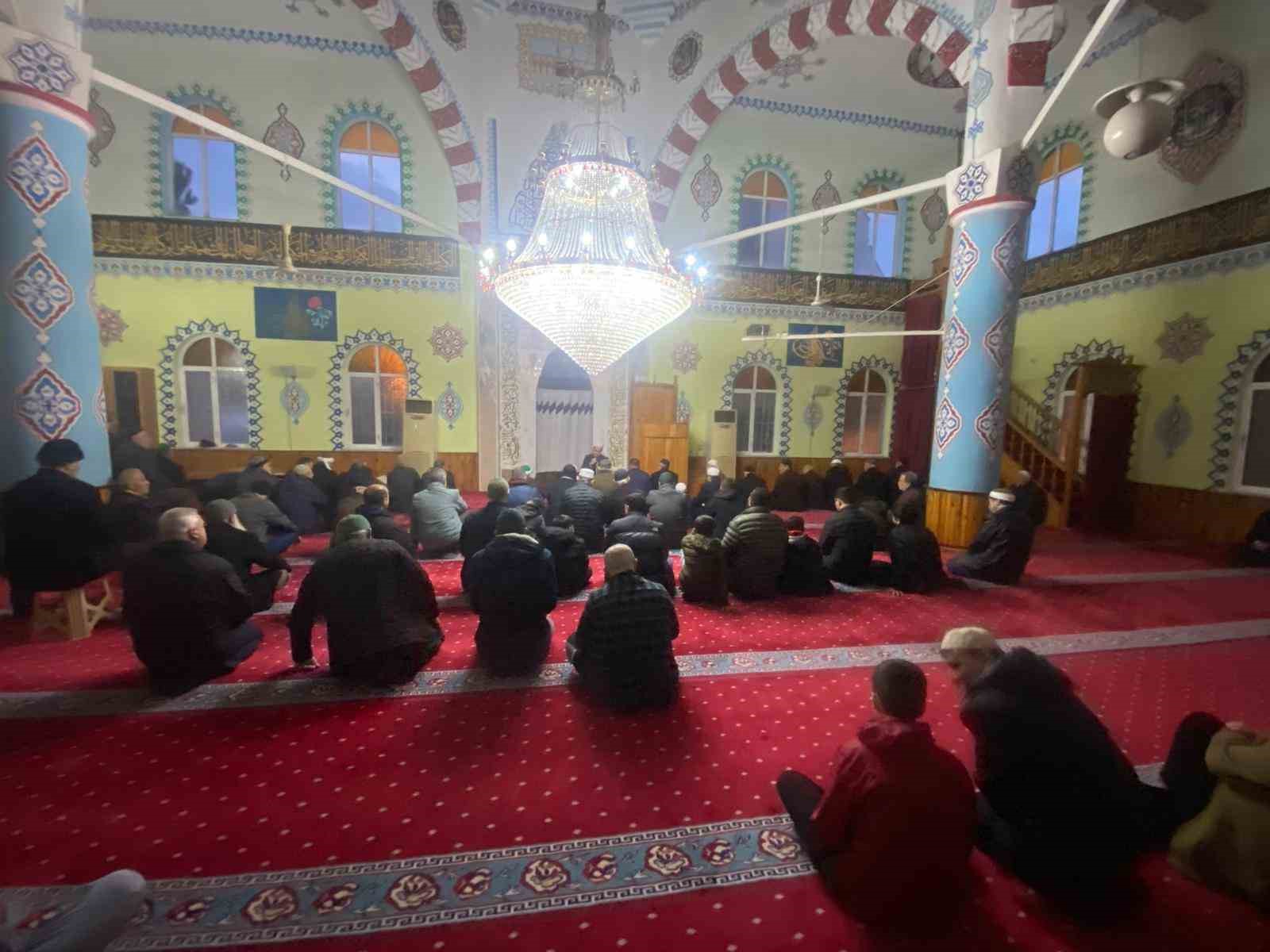 Efeler’de her yaştan vatandaş sabah namazında bir araya geldi
Efeler’de her yaştan vatandaş sabah namazında bir araya geldi