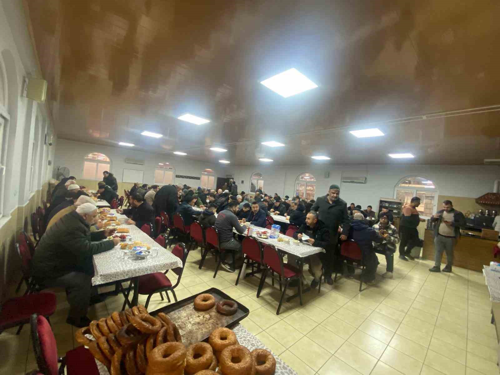 Efeler’de her yaştan vatandaş sabah namazında bir araya geldi
Efeler’de her yaştan vatandaş sabah namazında bir araya geldi