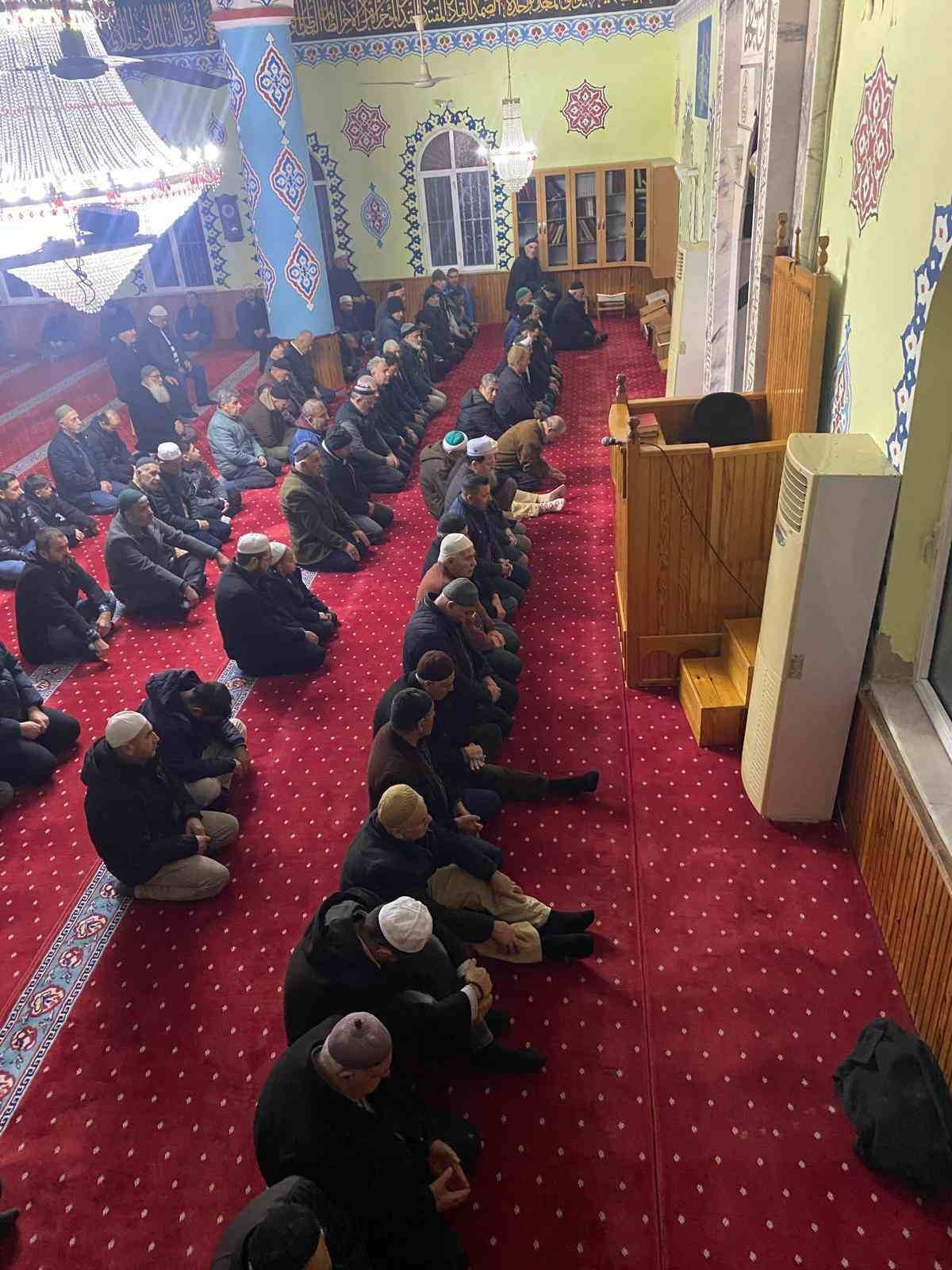 Efeler’de her yaştan vatandaş sabah namazında bir araya geldi
Efeler’de her yaştan vatandaş sabah namazında bir araya geldi