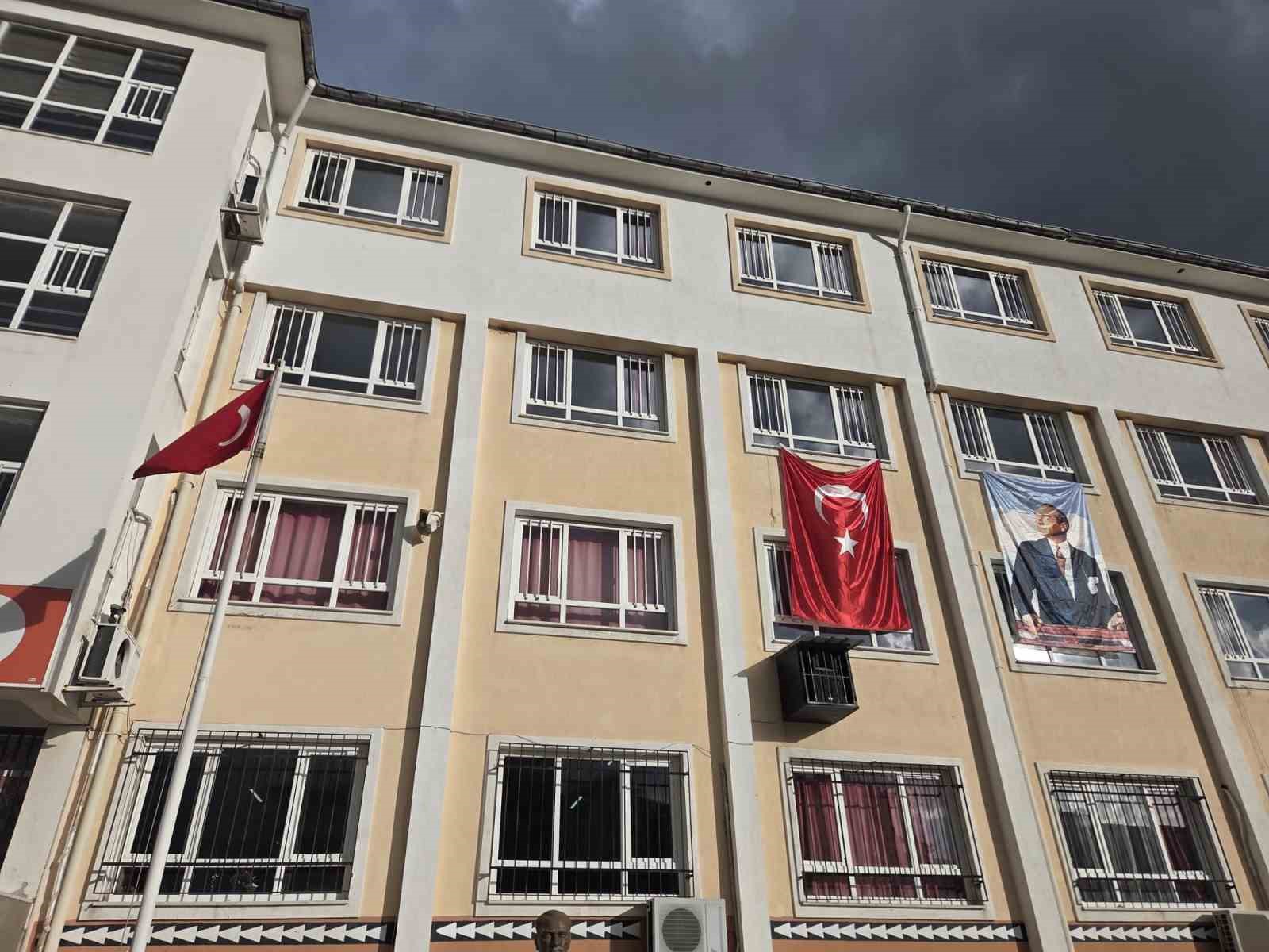 Efeler’de ikinci dönem "Bayrak Sevgisi" dersiyle başlayacak
Efeler’de ikinci dönem "Bayrak Sevgisi" dersiyle başlayacak