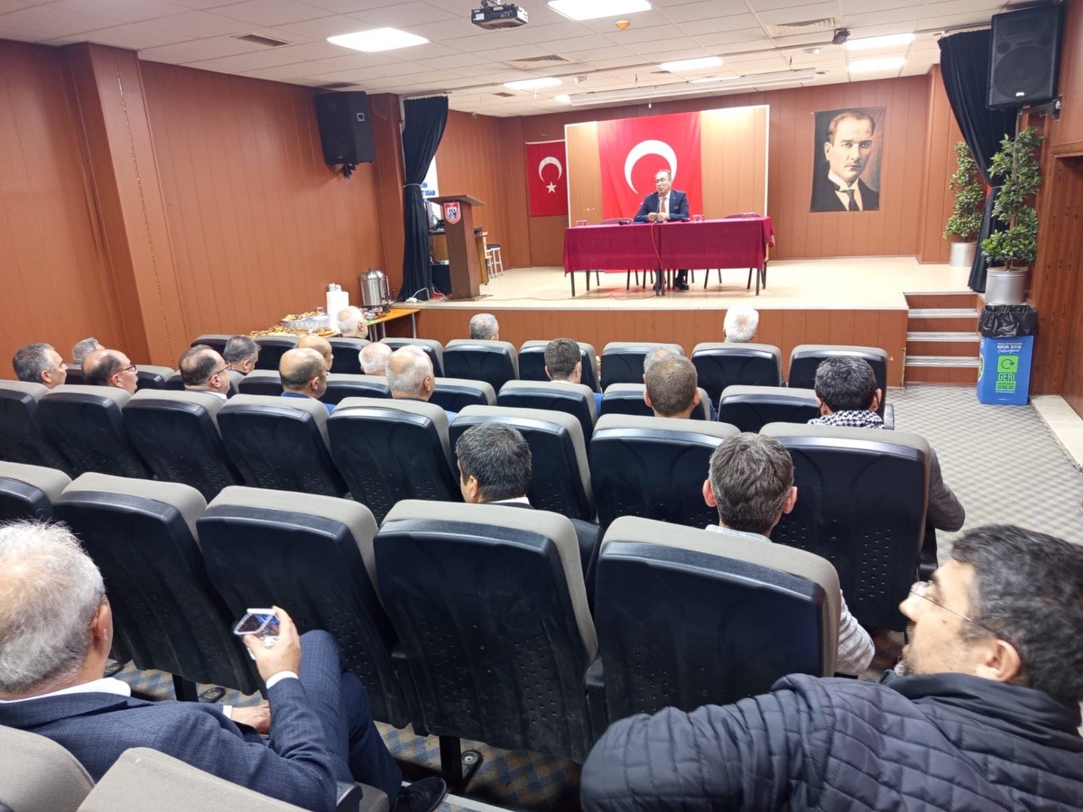 Efeler’de okul müdürleri bir araya geldi, 23 Nisan etkinlikleri görüşüldü
