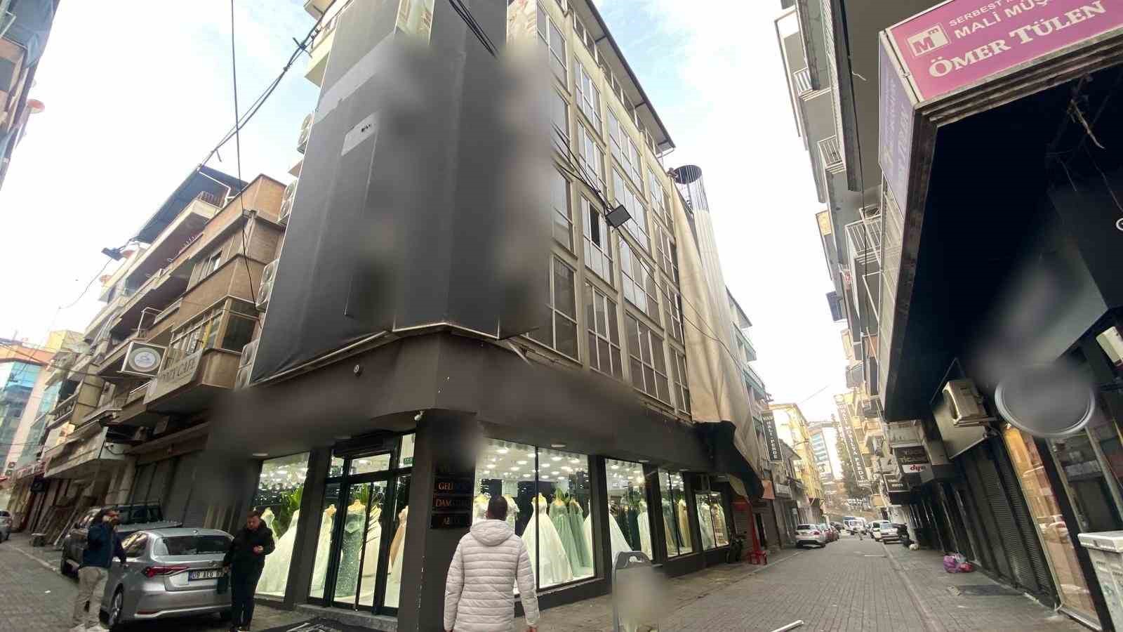 Efeler’de şiddetli rüzgar tabelaları kopardı, iş yerlerinde hasar oluştu
