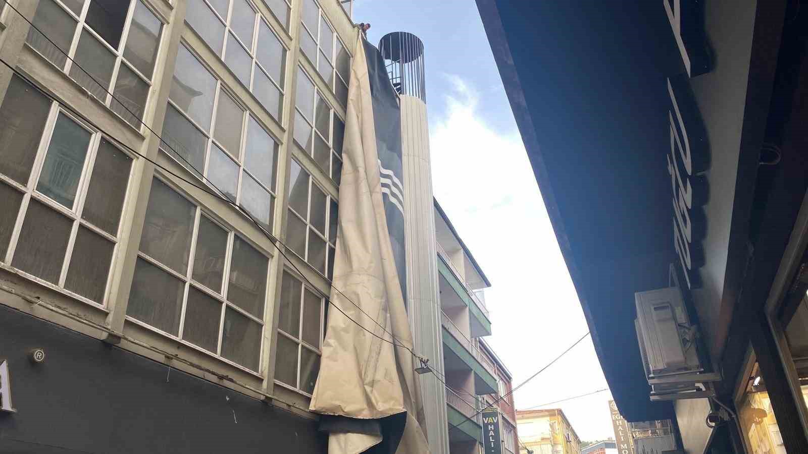 Efeler’de şiddetli rüzgar tabelaları kopardı, iş yerlerinde hasar oluştu
