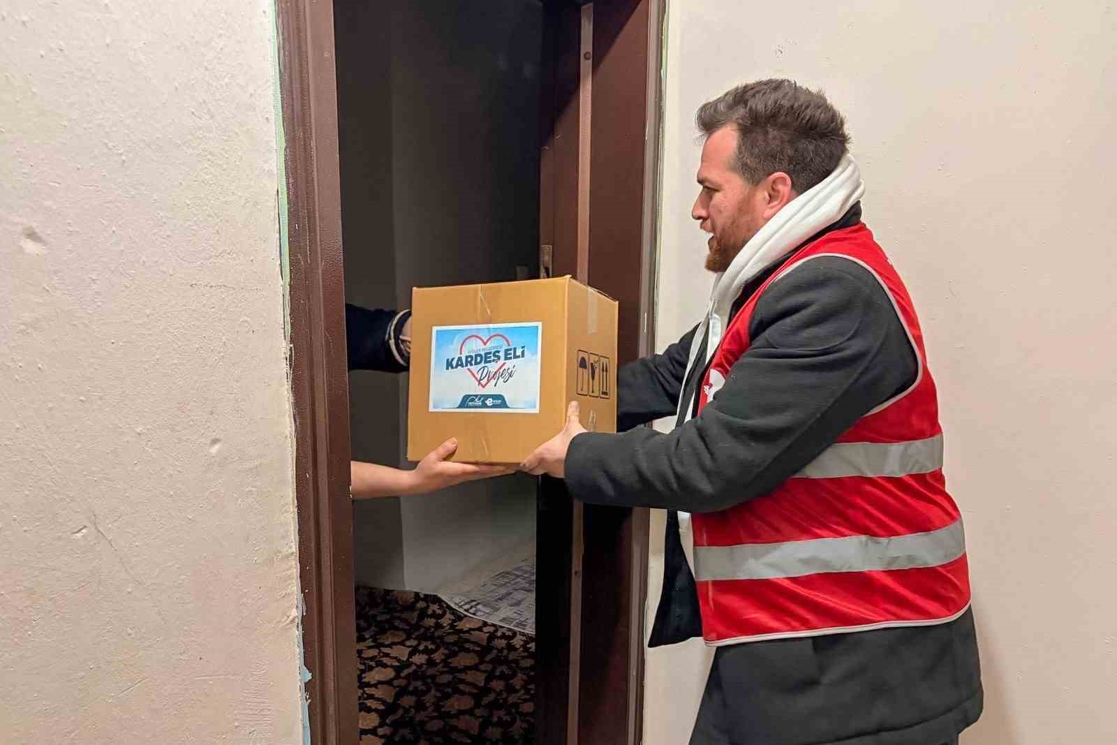 Efeler’de vatandaşlara gıda desteği
