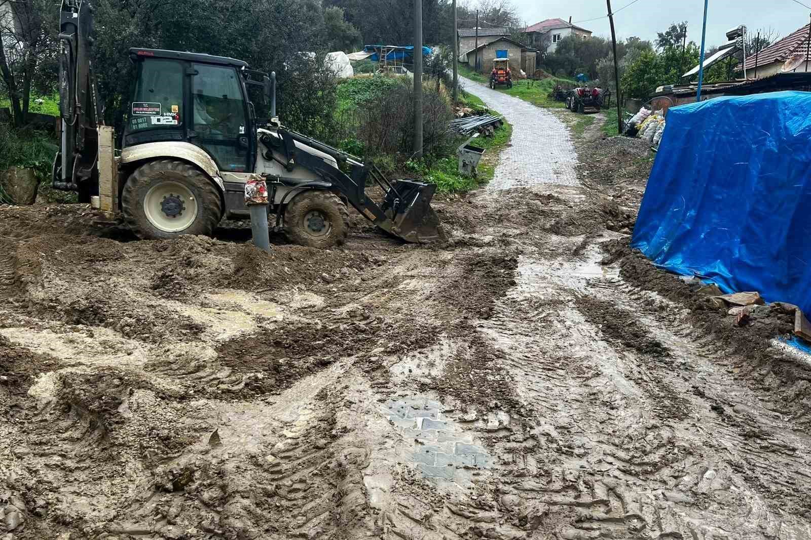 Efeler’den sağanak yağışa hızlı müdahale
