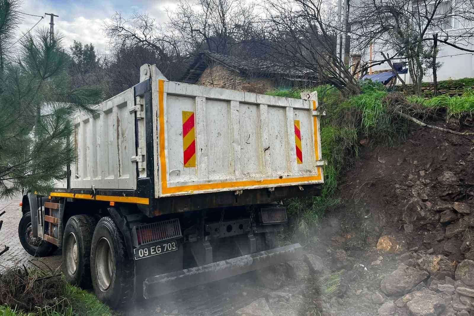 Efeler’den sağanak yağışa hızlı müdahale
