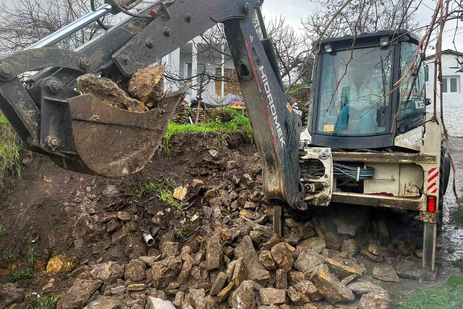 Efeler’den sağanak yağışa hızlı müdahale

