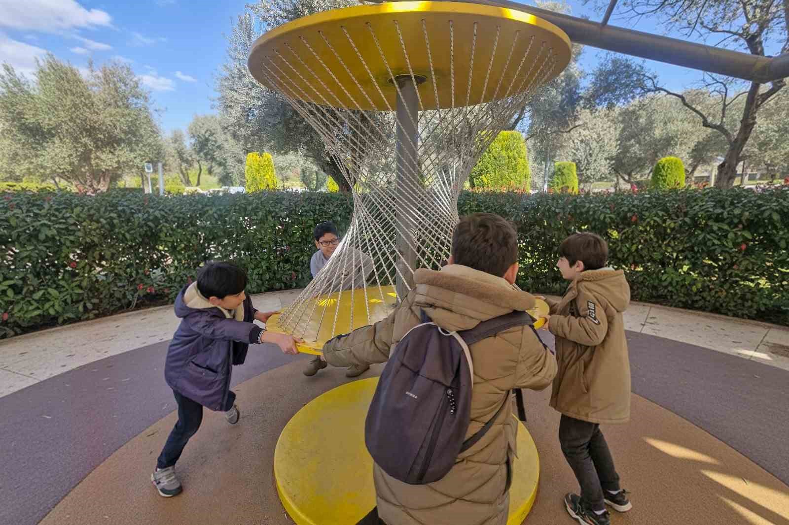 Efeler’in bilim parkı miniklere yol gösteriyor
