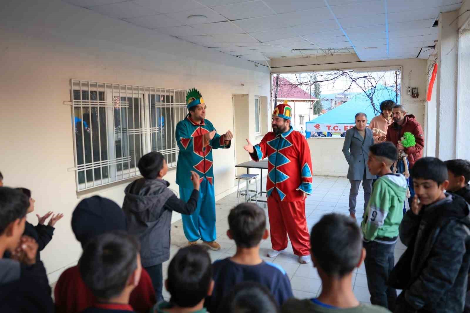 Efeler’in iftar programlarında çocuklar unutulmadı
