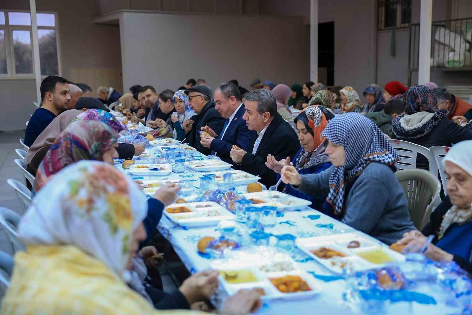 Efeler’in ilk iftar sofrası Alanlı Mahallesi’nde kuruldu
