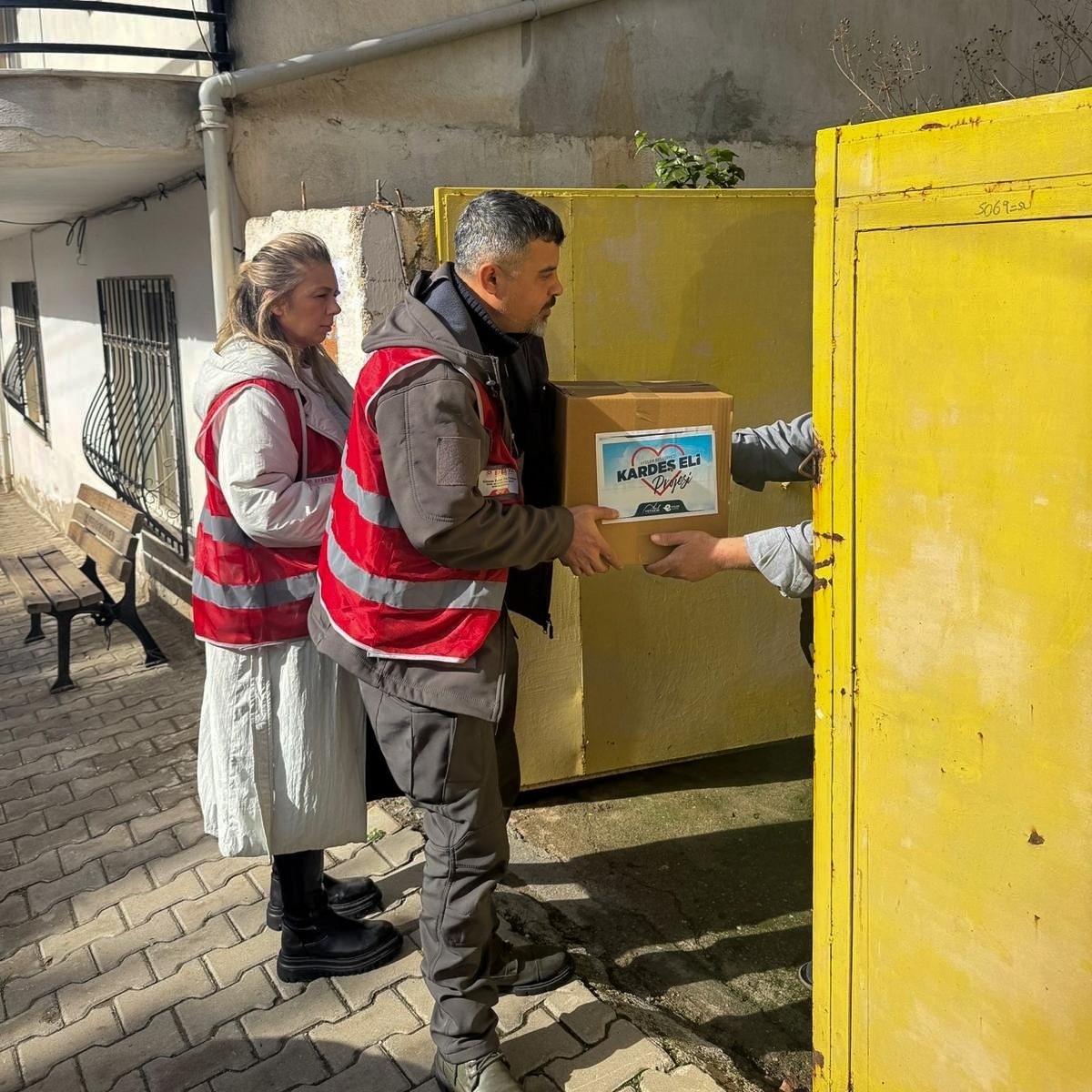Efeler’in ’Kardeş Eli’ projesi ihtiyaç sahibi vatandaşlara destek oldu

