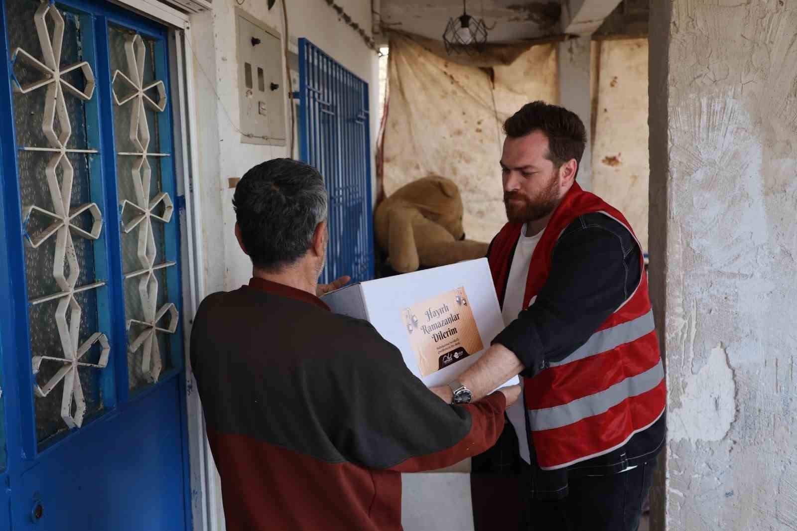 Efeler’in ’Kardeş Eli’ Ramazan’ın bereketini hanelere taşıyor
