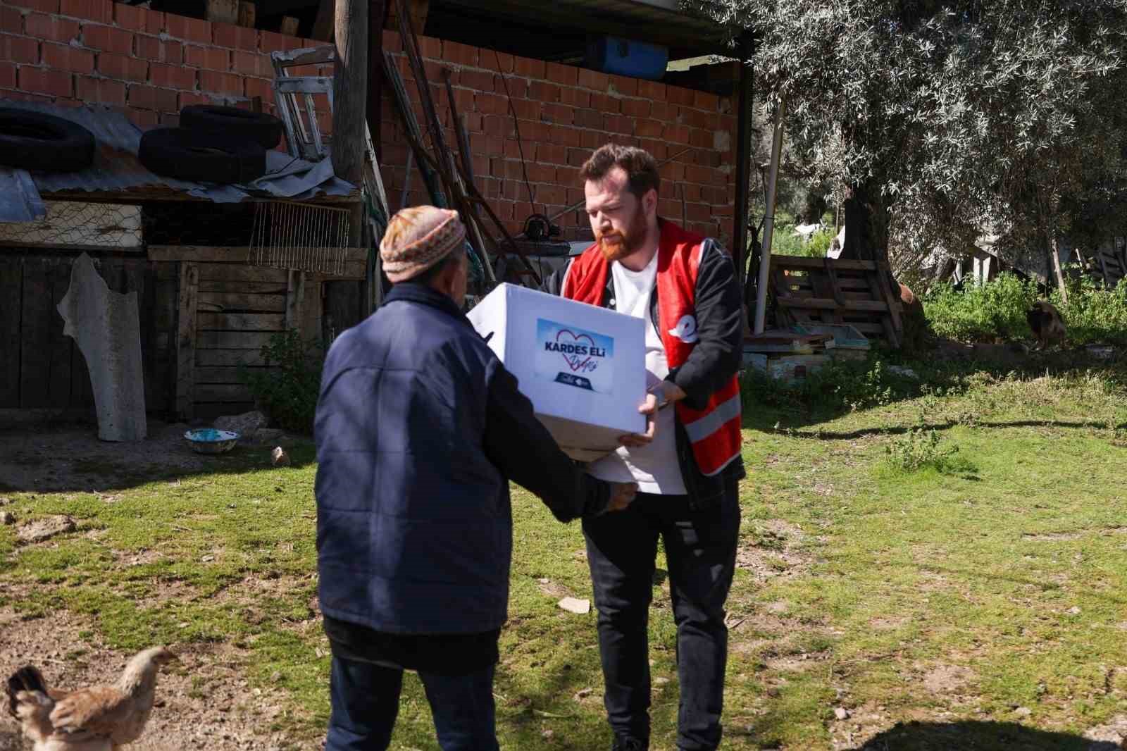 Efeler’in ’Kardeş Eli’ Ramazan’ın bereketini hanelere taşıyor
