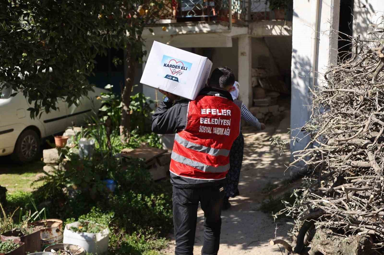 Efeler’in ’Kardeş Eli’ Ramazan’ın bereketini hanelere taşıyor
