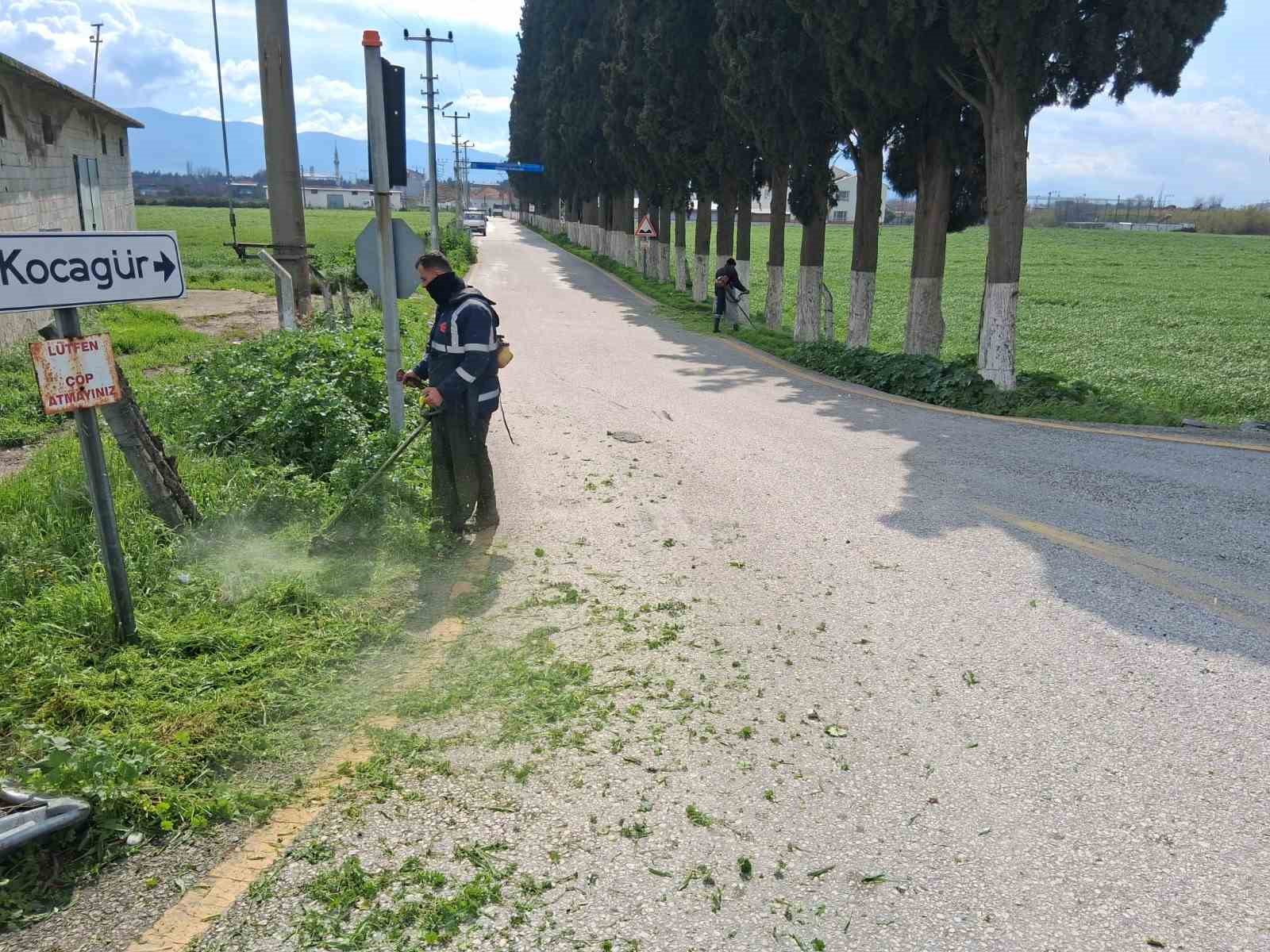 Efeler’in yeşil alanlarında temizlik çalışması sürüyor
