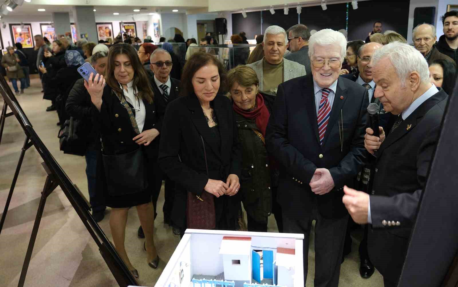 Efsane sanatçılar, yarım asır sonra İzzet Günay Sergisi’nde buluştu
