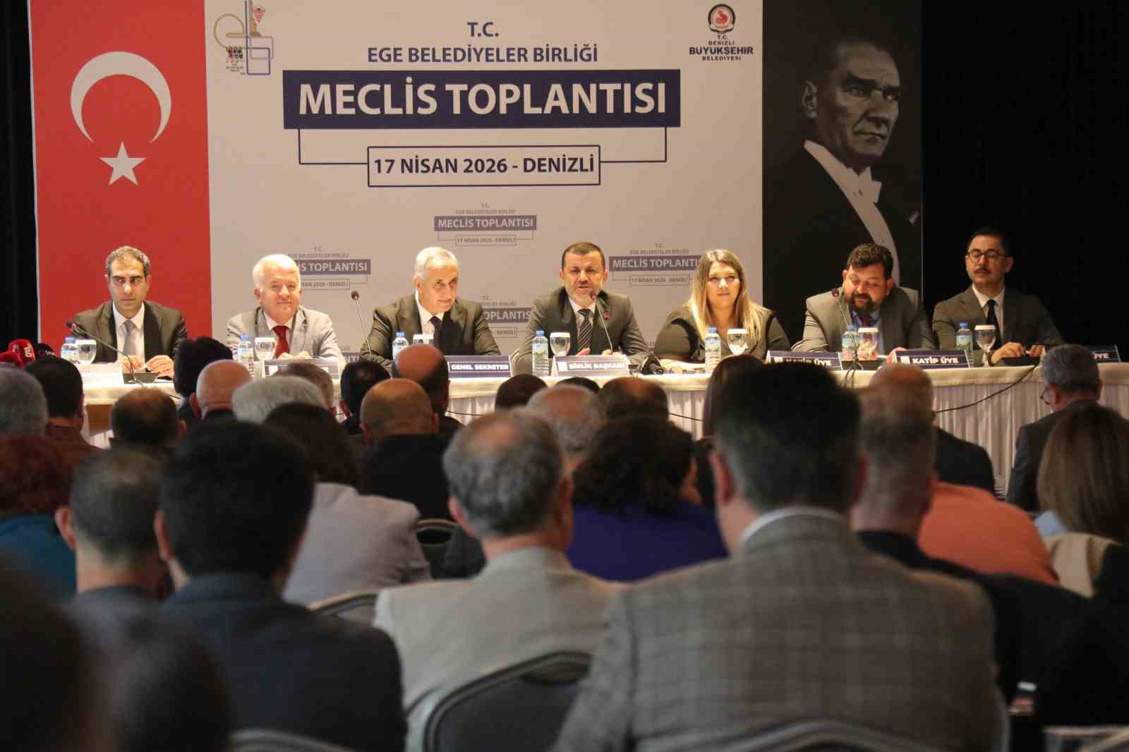 Ege Belediyeler Birliğinde Başkan Çavuşoğlu güven tazeledi
