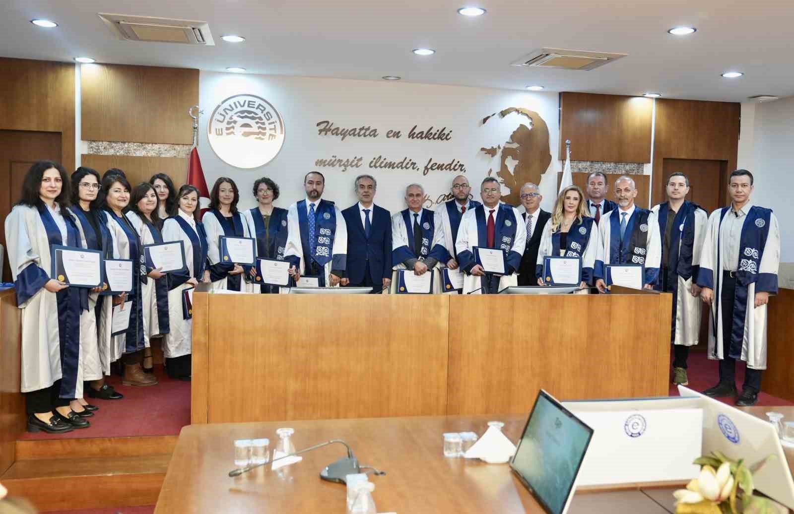 Ege Üniversitesi Senatosunda başarılı akademisyenler ve birimler ödüllendirildi
Ege Üniversitesi Senatosunda başarılı akademisyenler ve birimler ödüllendirildi