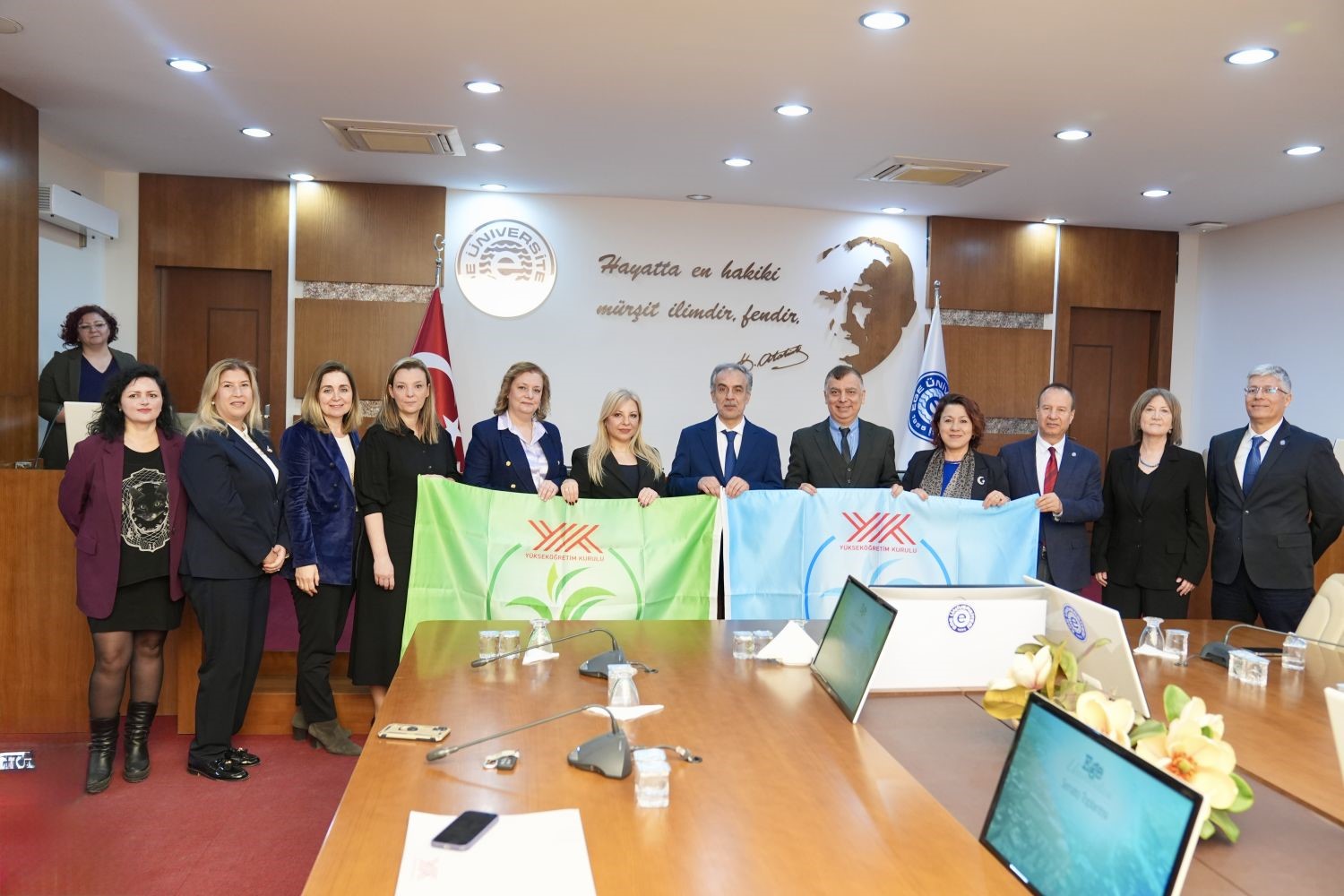 Ege Üniversitesi Senatosunda başarılı akademisyenler ve birimler ödüllendirildi
Ege Üniversitesi Senatosunda başarılı akademisyenler ve birimler ödüllendirildi