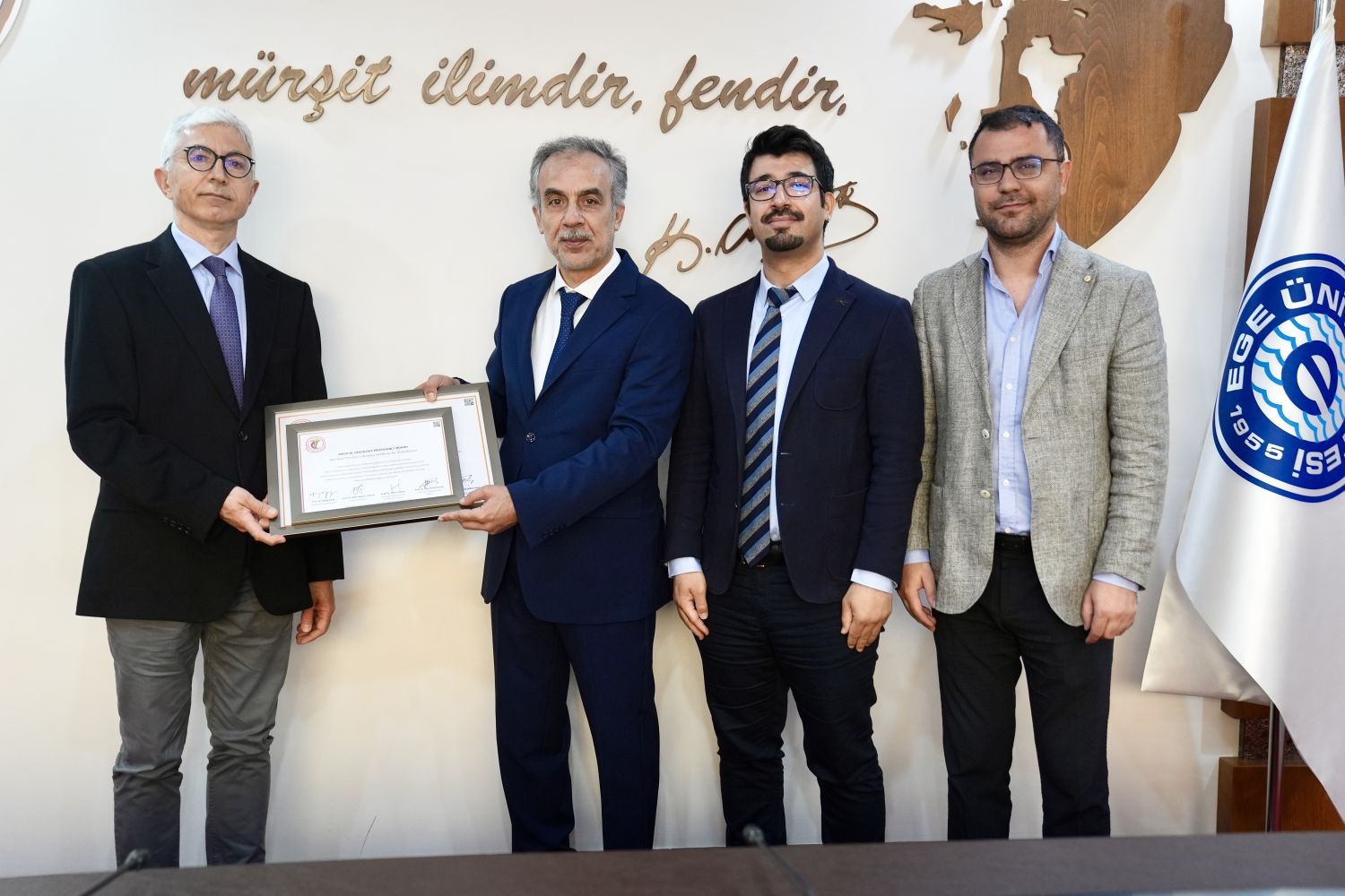 Ege Üniversitesi Senatosunda başarılı akademisyenler ve birimler ödüllendirildi
Ege Üniversitesi Senatosunda başarılı akademisyenler ve birimler ödüllendirildi