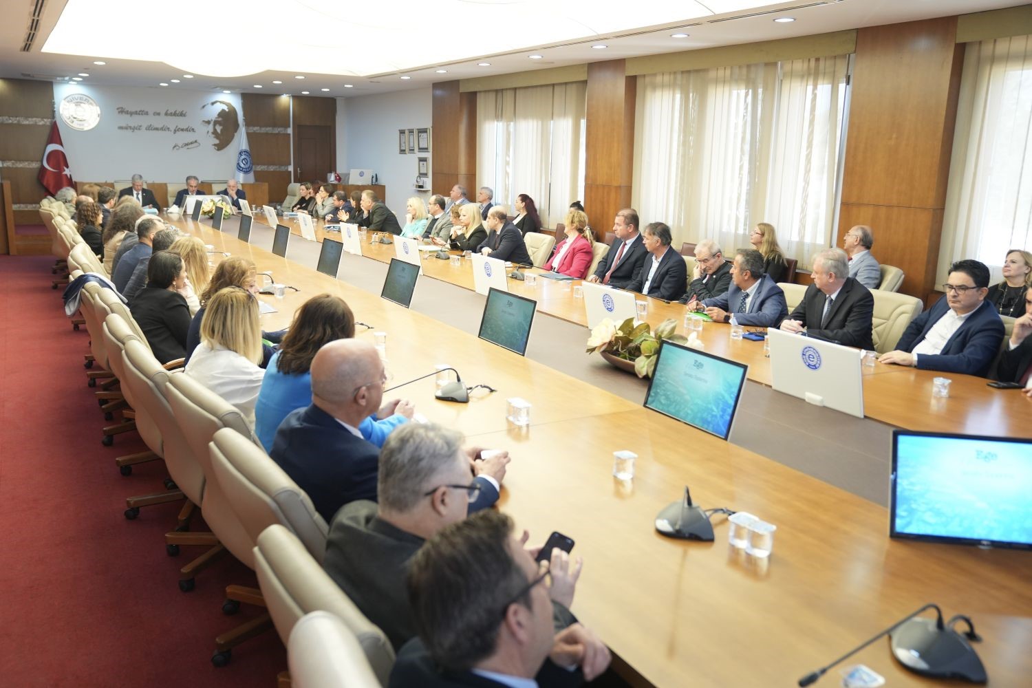 Ege Üniversitesi Senatosunda başarılı akademisyenler ve birimler ödüllendirildi
Ege Üniversitesi Senatosunda başarılı akademisyenler ve birimler ödüllendirildi