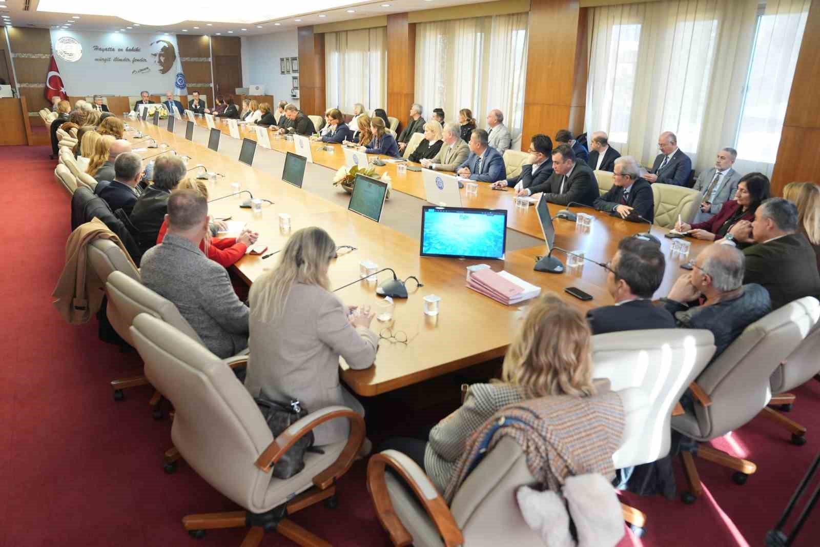 Ege Üniversitesinde akademik başarılar ödüllendirildi
Ege Üniversitesinde akademik başarılar ödüllendirildi