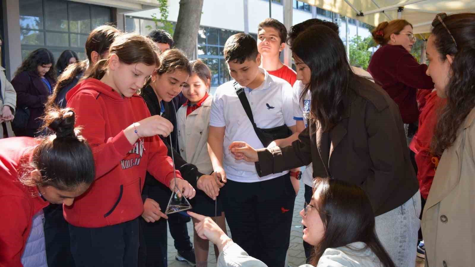 Ege Üniversitesinde, bilimle çocukların neşesi buluştu
