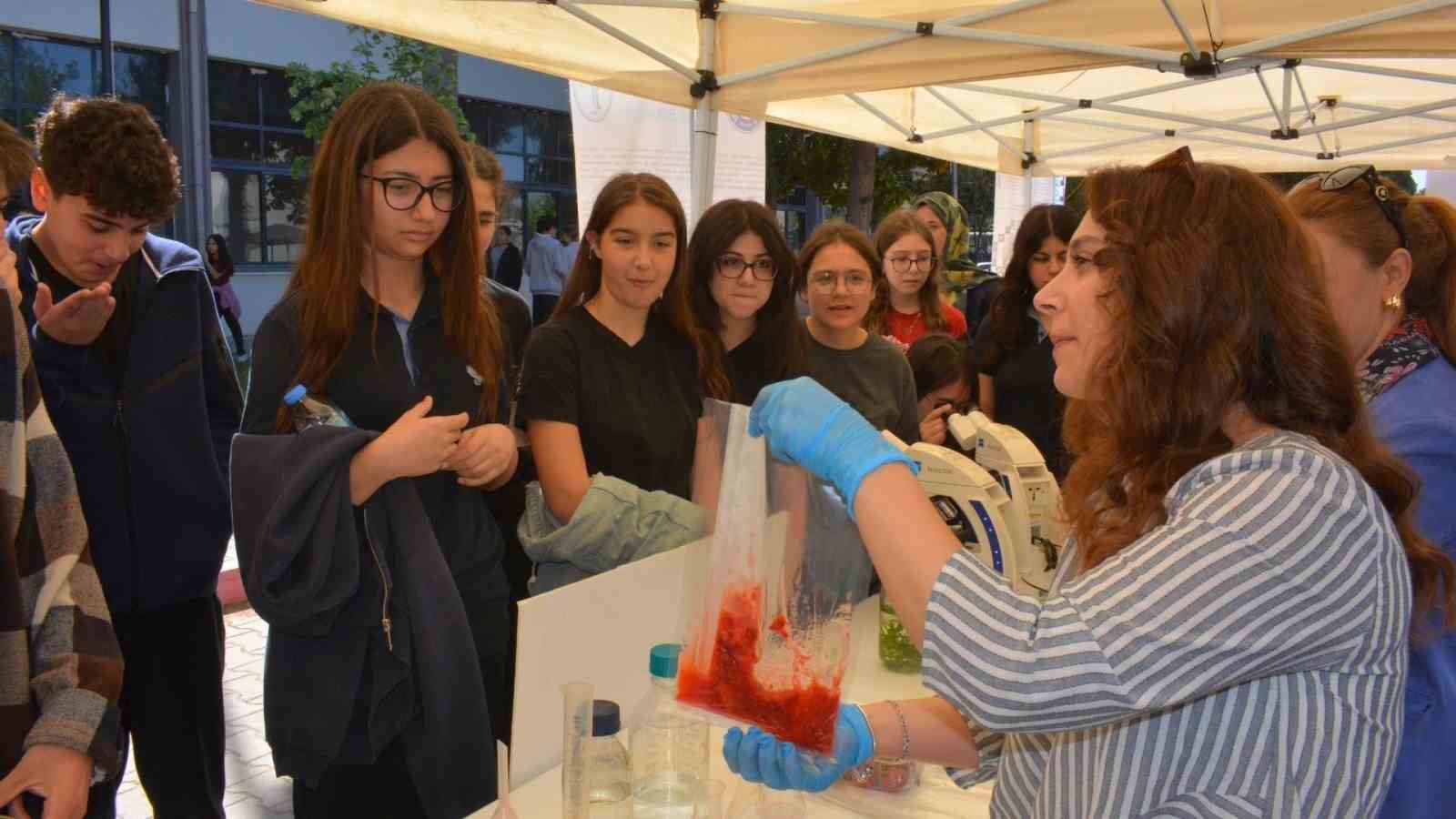 Ege Üniversitesinde, bilimle çocukların neşesi buluştu
