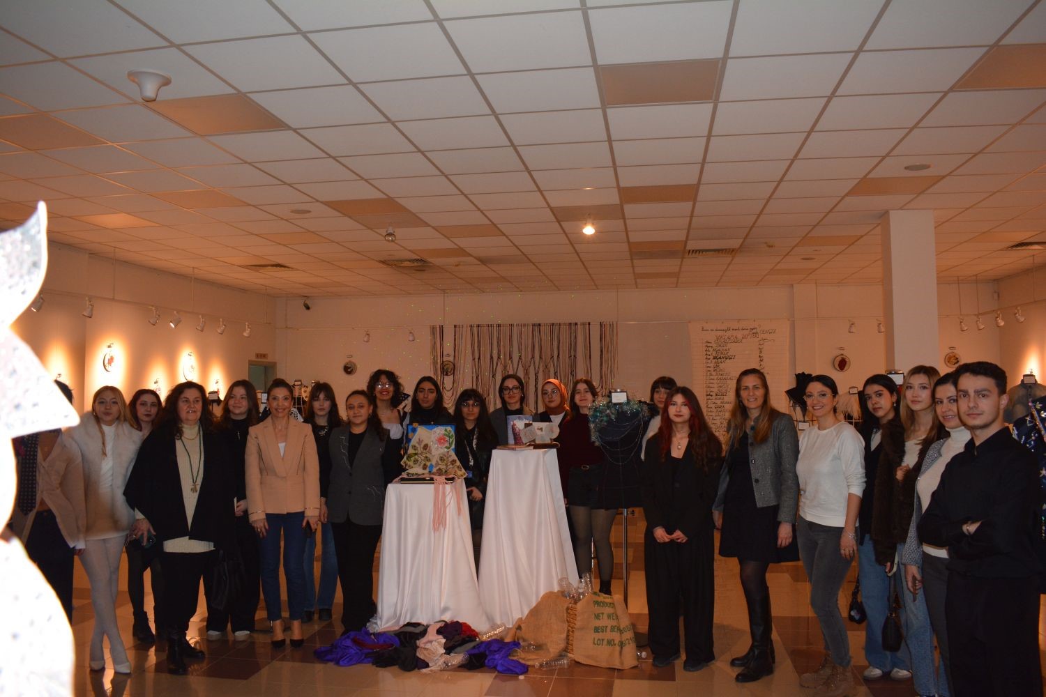 Egeli moda tasarım öğrencileri atık kumaşları sanata dönüştürdü
Egeli moda tasarım öğrencileri atık kumaşları sanata dönüştürdü