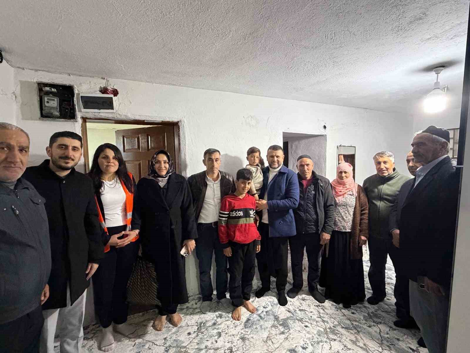 Eğil Belediye Başkanı Seydaoğlu her gün bir mahallede vatandaşlarla iftar yapıp hediyeler dağıtıyor
Eğil Belediye Başkanı Seydaoğlu her gün bir mahallede vatandaşlarla iftar yapıp hediyeler dağıtıyor