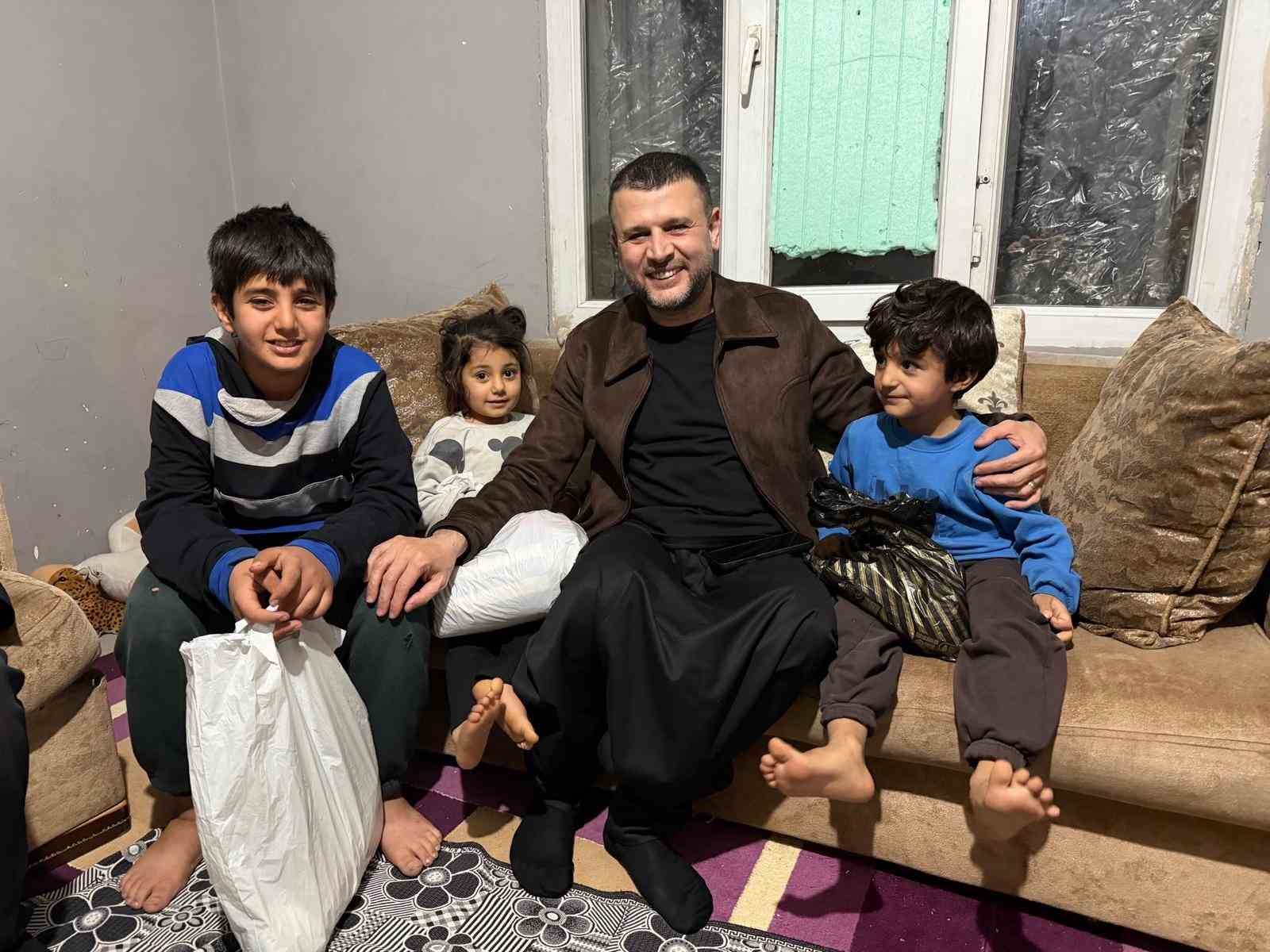 Eğil Belediye Başkanı Seydaoğlu her gün bir mahallede vatandaşlarla iftar yapıp hediyeler dağıtıyor
Eğil Belediye Başkanı Seydaoğlu her gün bir mahallede vatandaşlarla iftar yapıp hediyeler dağıtıyor