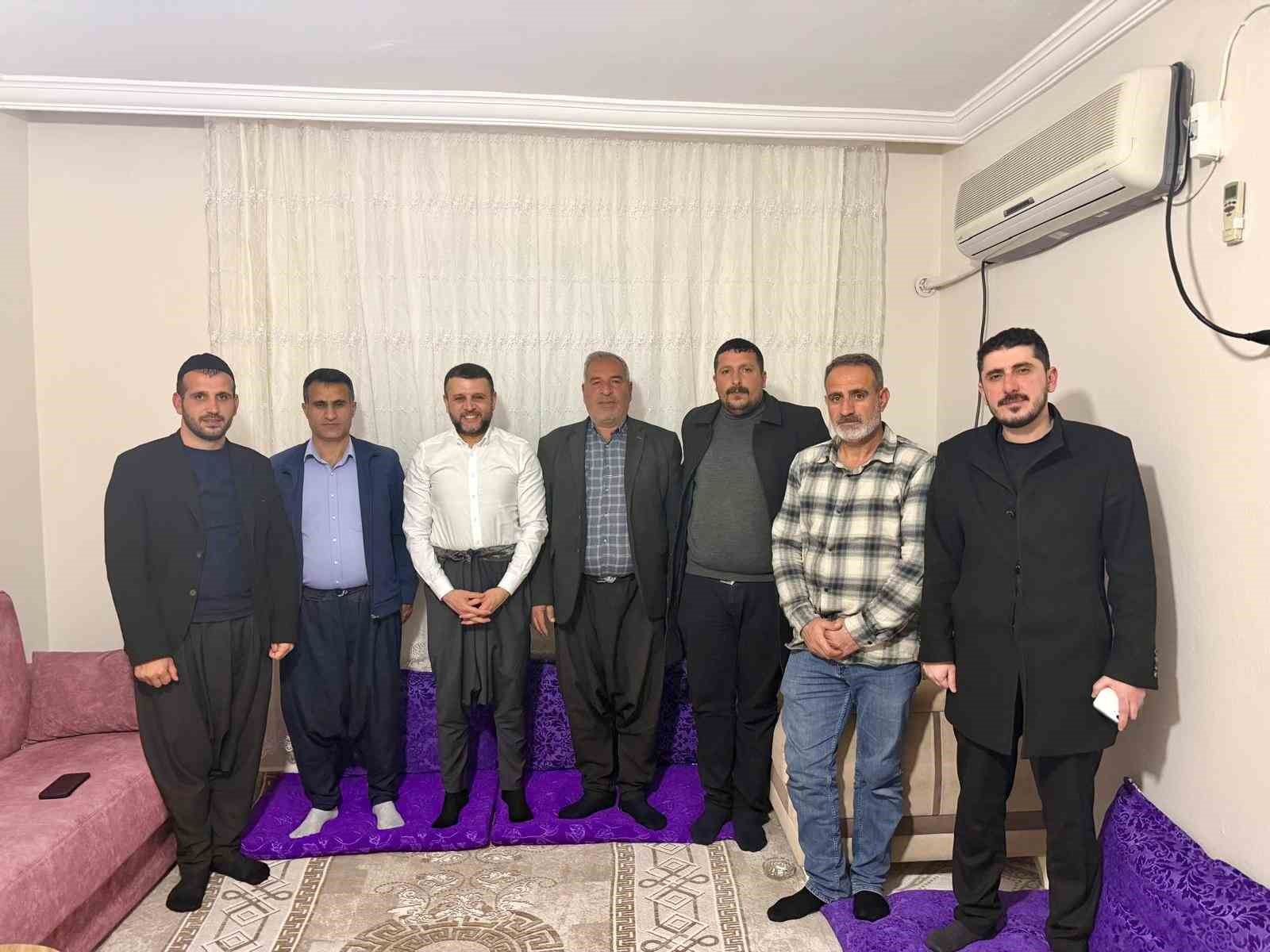 Eğil Belediye Başkanı Seydaoğlu her gün bir mahallede vatandaşlarla iftar yapıp hediyeler dağıtıyor
Eğil Belediye Başkanı Seydaoğlu her gün bir mahallede vatandaşlarla iftar yapıp hediyeler dağıtıyor