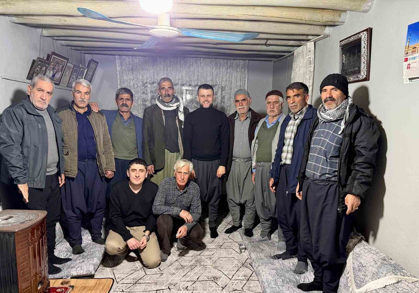 Eğil Belediye Başkanı Seydaoğlu her gün bir mahallede vatandaşlarla iftar yapıp hediyeler dağıtıyor
Eğil Belediye Başkanı Seydaoğlu her gün bir mahallede vatandaşlarla iftar yapıp hediyeler dağıtıyor