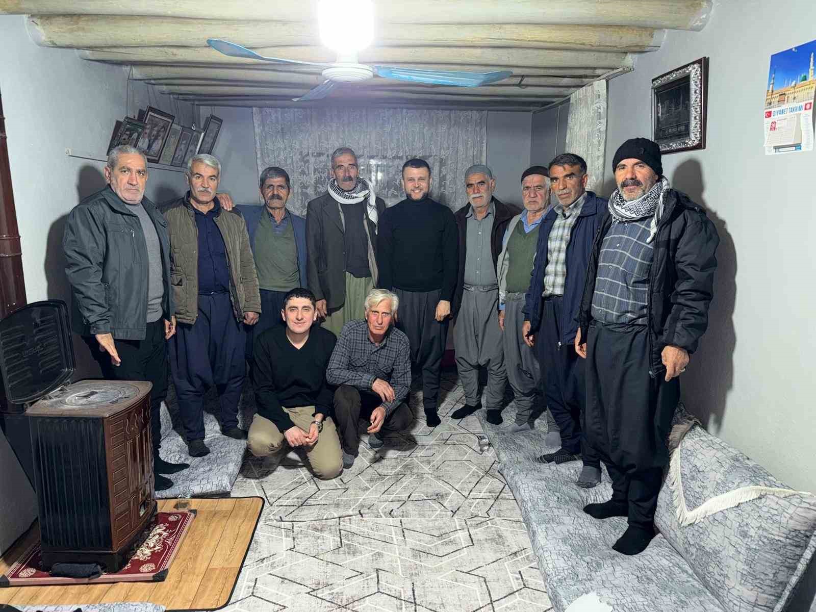 Eğil Belediye Başkanı Seydaoğlu her gün bir mahallede vatandaşlarla iftar yapıp hediyeler dağıtıyor
Eğil Belediye Başkanı Seydaoğlu her gün bir mahallede vatandaşlarla iftar yapıp hediyeler dağıtıyor