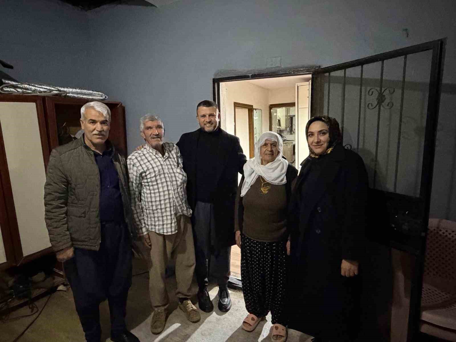 Eğil Belediye Başkanı Seydaoğlu her gün bir mahallede vatandaşlarla iftar yapıp hediyeler dağıtıyor
Eğil Belediye Başkanı Seydaoğlu her gün bir mahallede vatandaşlarla iftar yapıp hediyeler dağıtıyor