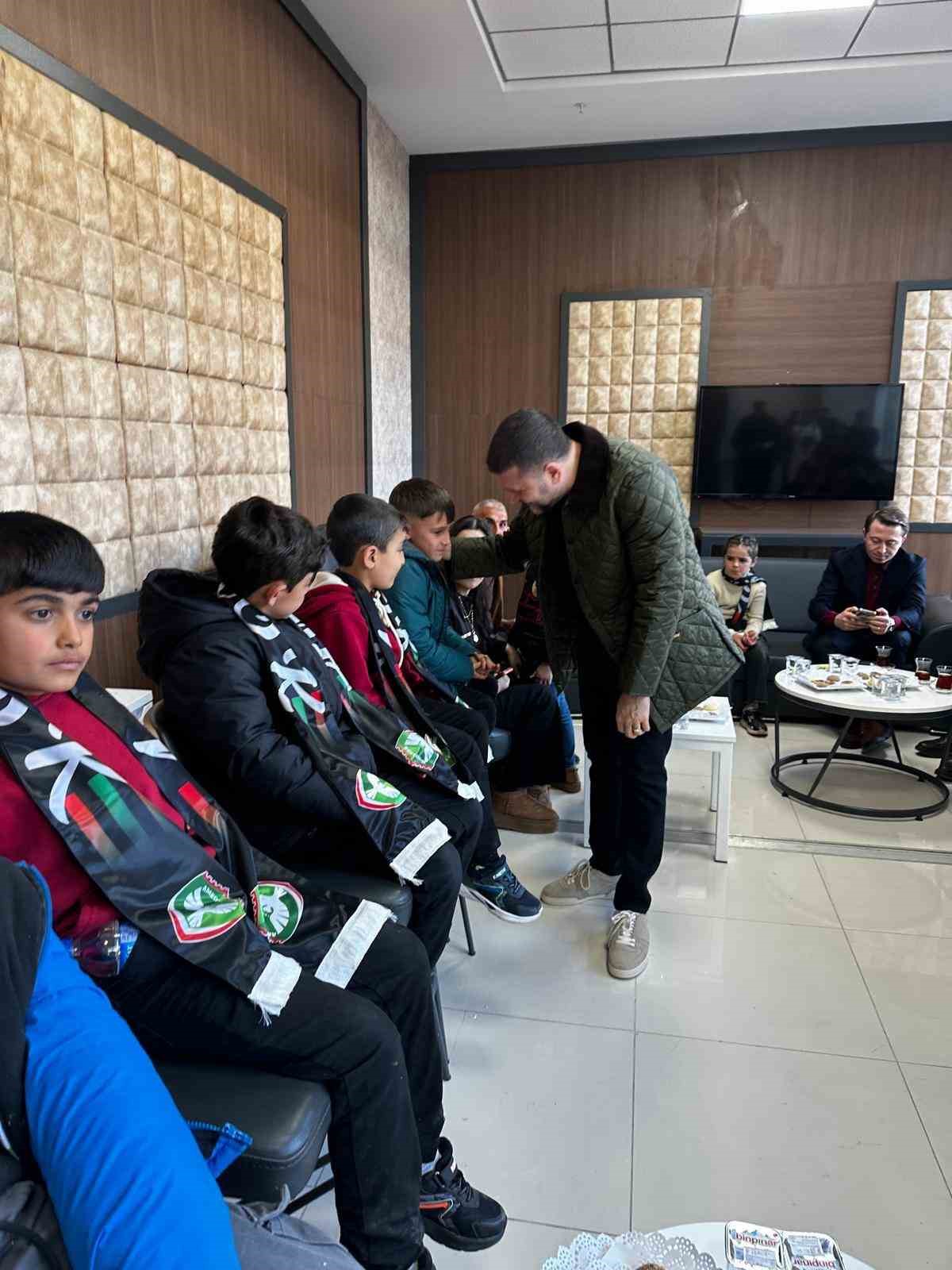 Eğil’in minikleri Amed Sportif Faaliyetler - Sakaryaspor maçında ilk kez tribün heyecanı yaşadı
