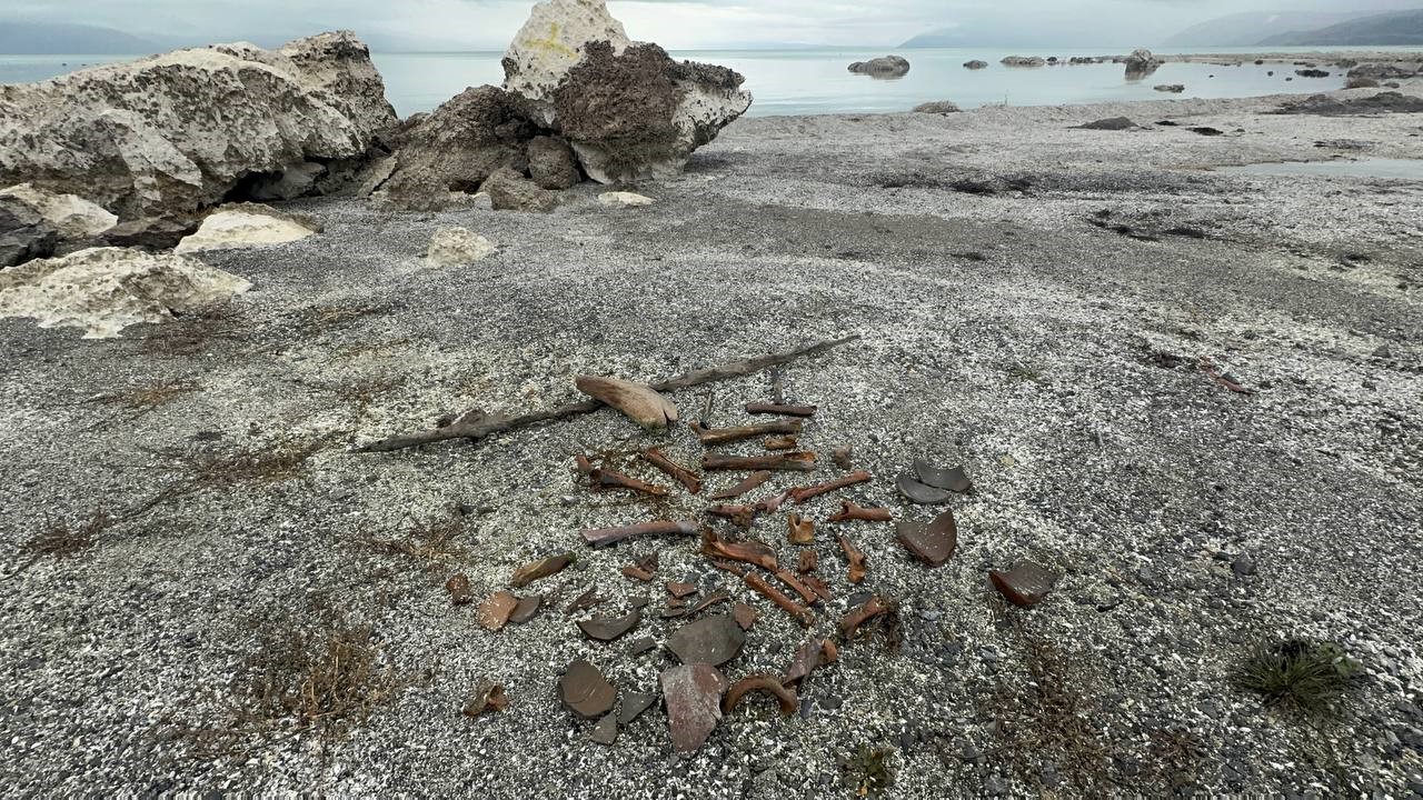 Eğirdir Gölü kıyısında bulunan kemiklerin hayvana ait olduğu değerlendiriliyor

