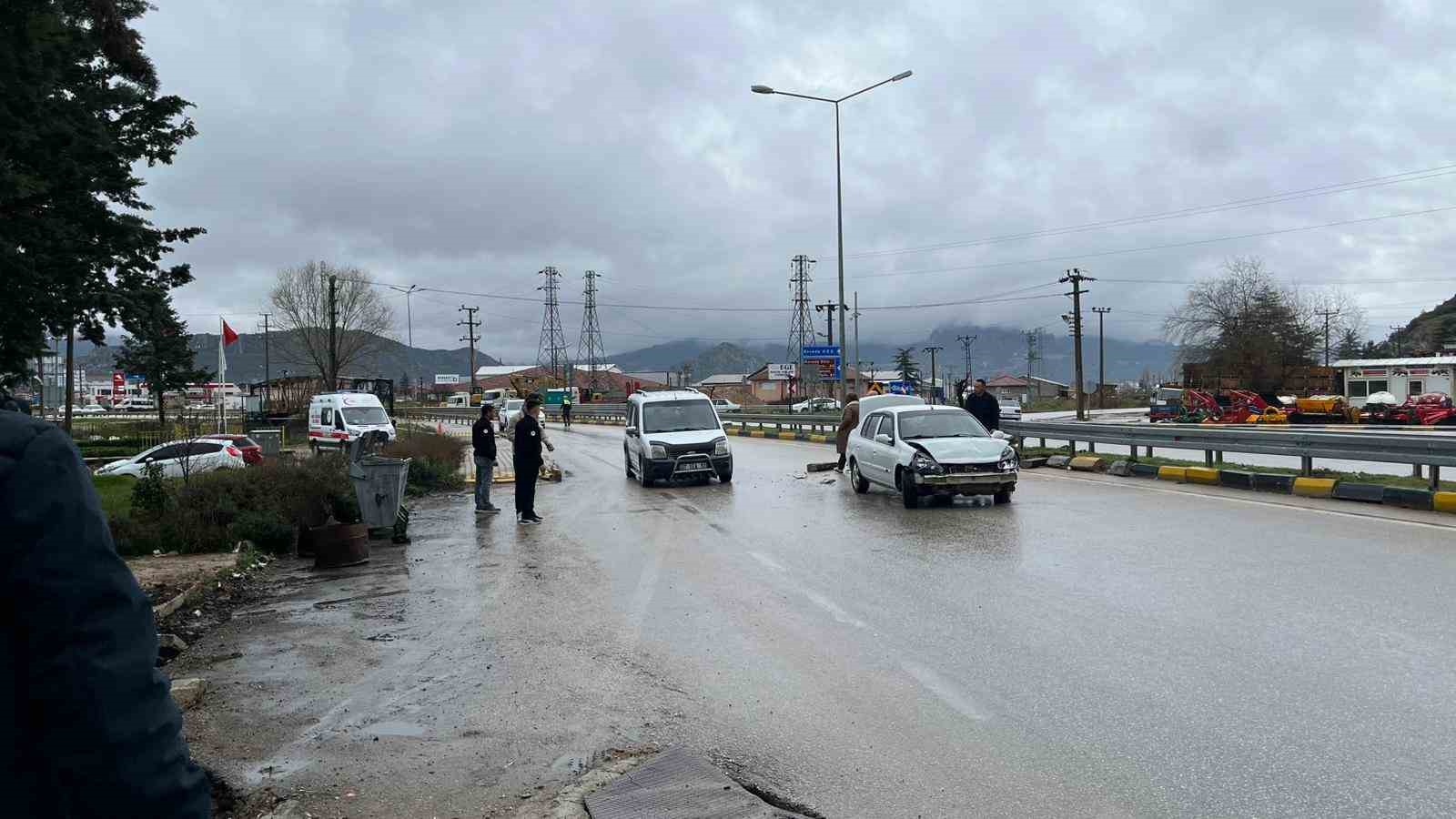 Eğirdir’de otomobil bariyerlere çarptı: 1 yaralı
