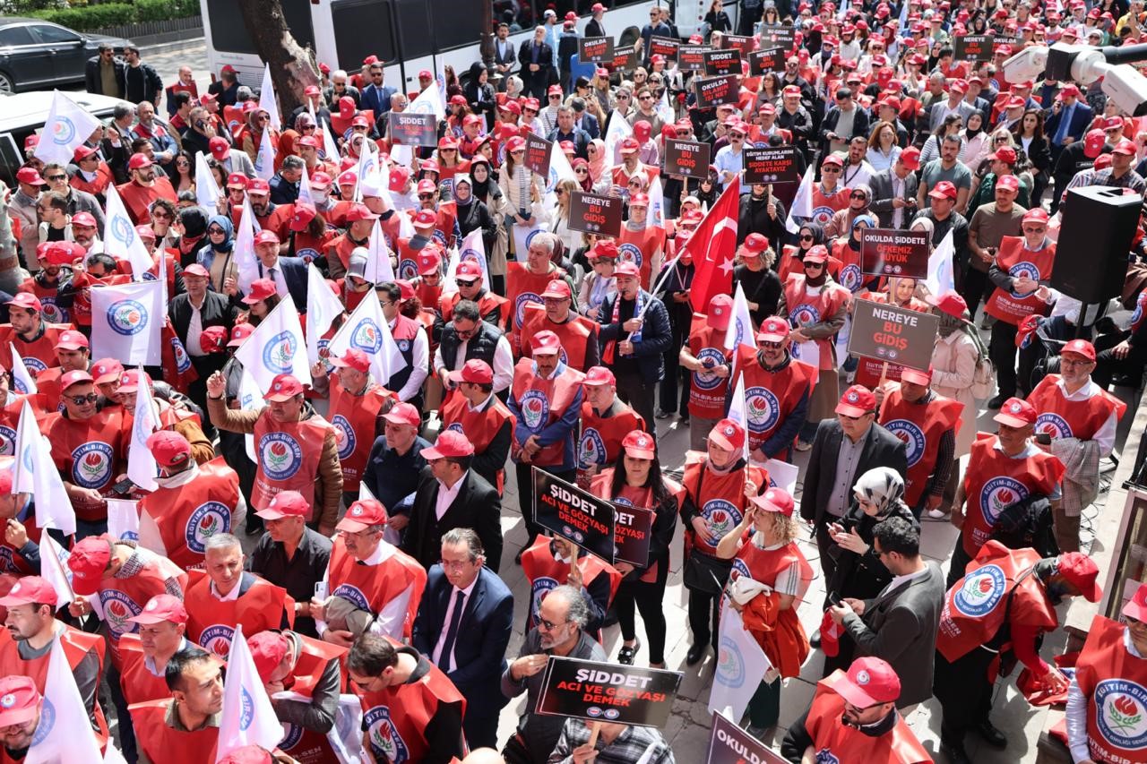 Eğitim-Bir-Sen Genel Sekreteri Yavuz: "Eğitimciler, şikayet edilen, darbedilen insanlara dönüştürüldü"
Eğitim-Bir-Sen Genel Sekreteri Yavuz: "Eğitimciler, şikayet edilen, darbedilen insanlara dönüştürüldü"