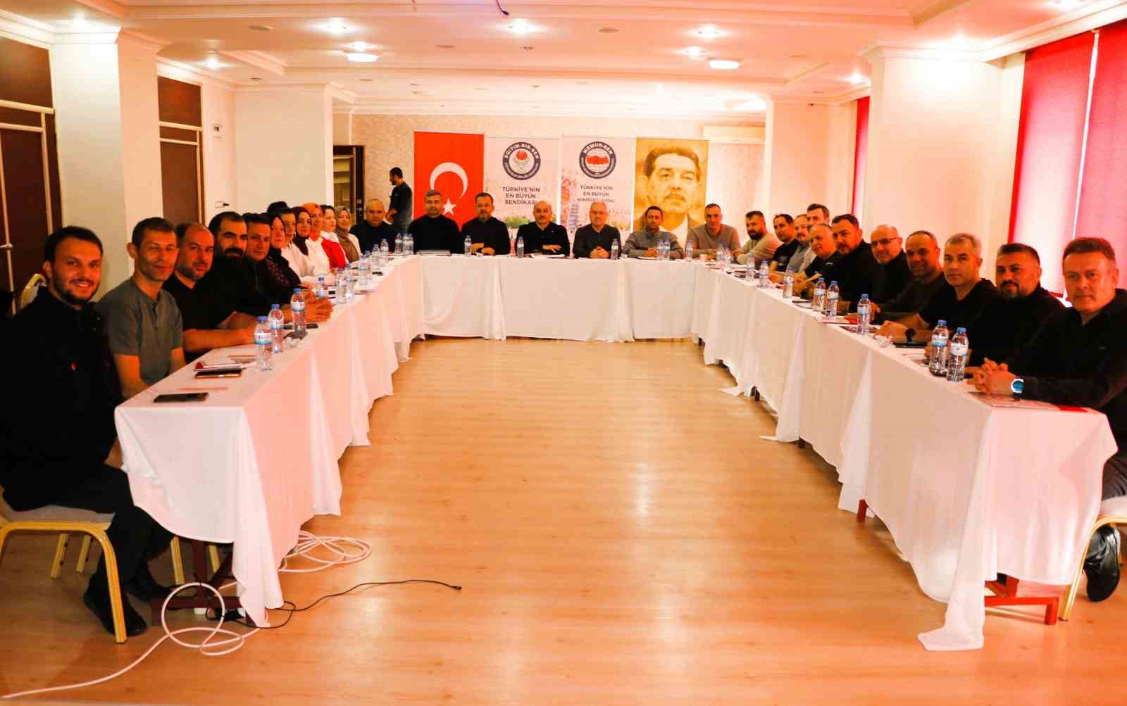 Eğitim-Bir-Sen ilçe başkanları ve kadınlar komisyonu istişare toplantısında buluştu
