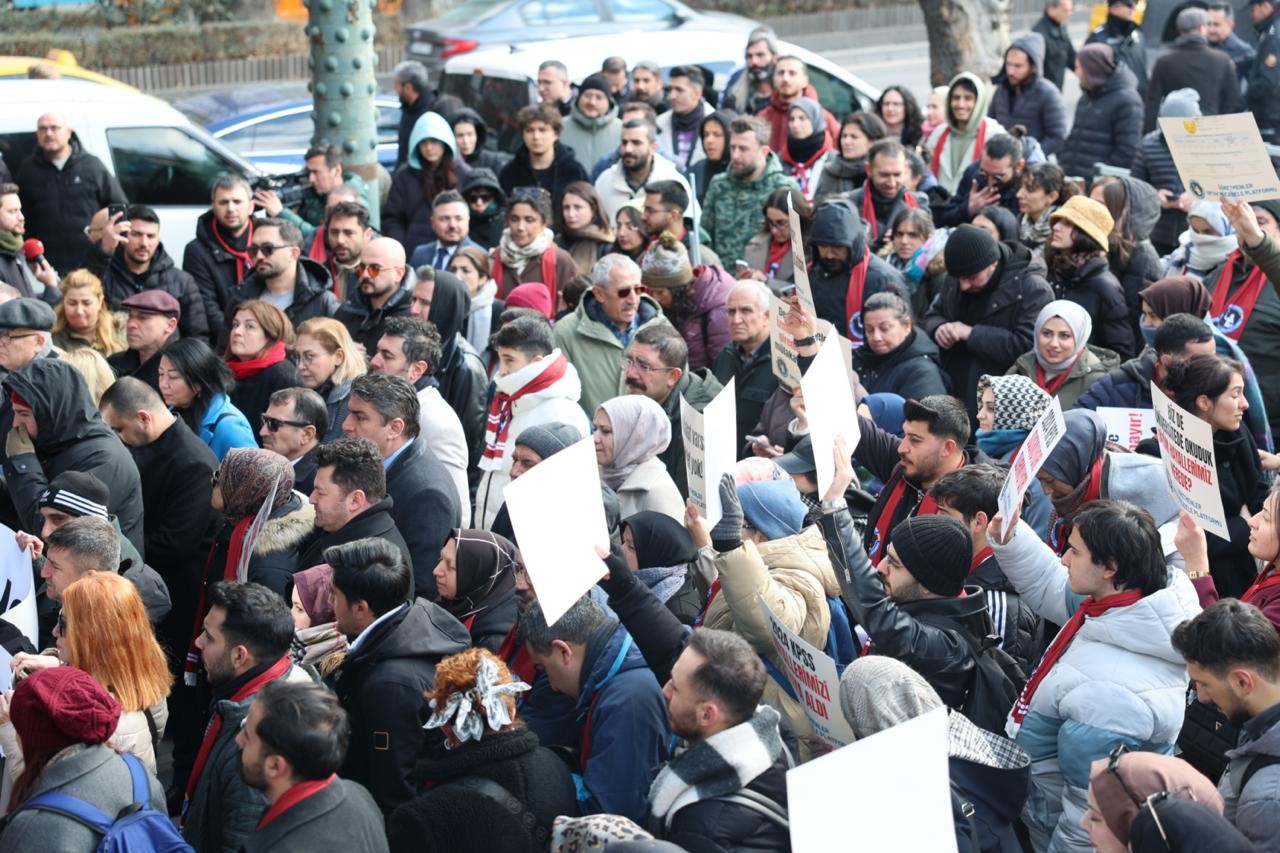 EĞİTİM-BİR-SEN’den ek atama bekleyen öğretmen adaylarının eylemine destek
