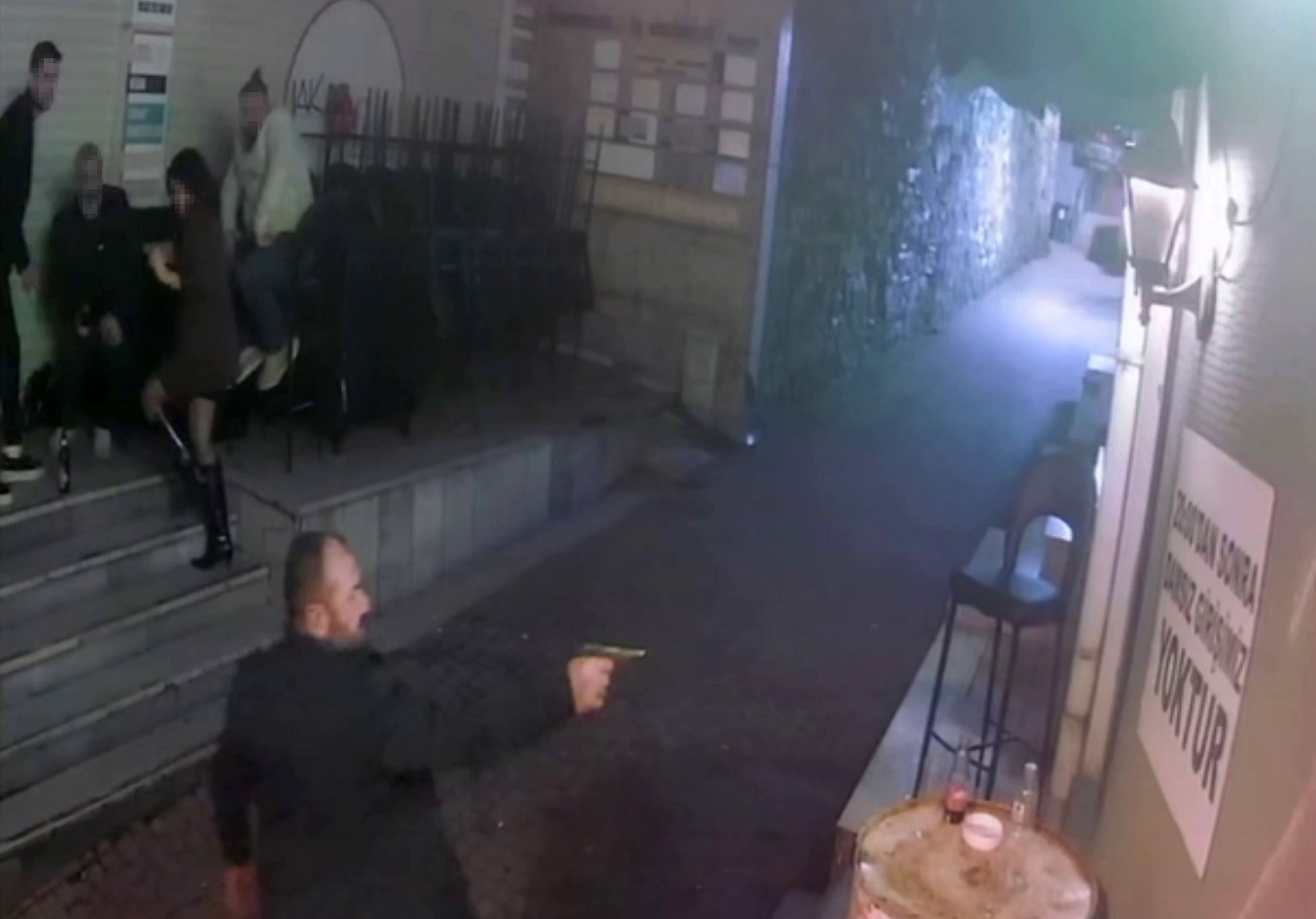 Eğlence mekanına silahlı saldırı: 2 yaralı
