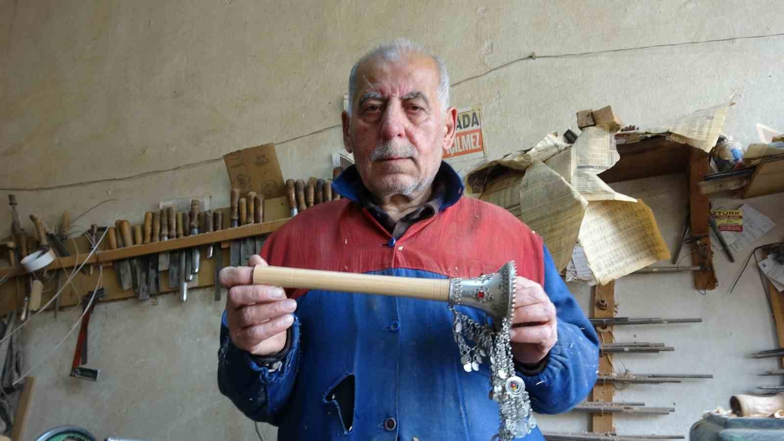 Eğlencelerin simgesi zurnayı 55 yıldır ağaçlara şekil vererek üretiyor
