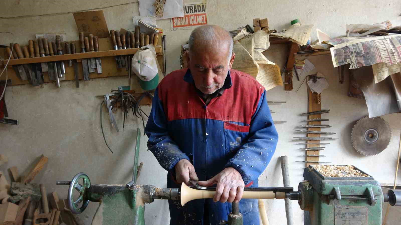 Eğlencelerin simgesi zurnayı 55 yıldır ağaçlara şekil vererek üretiyor
