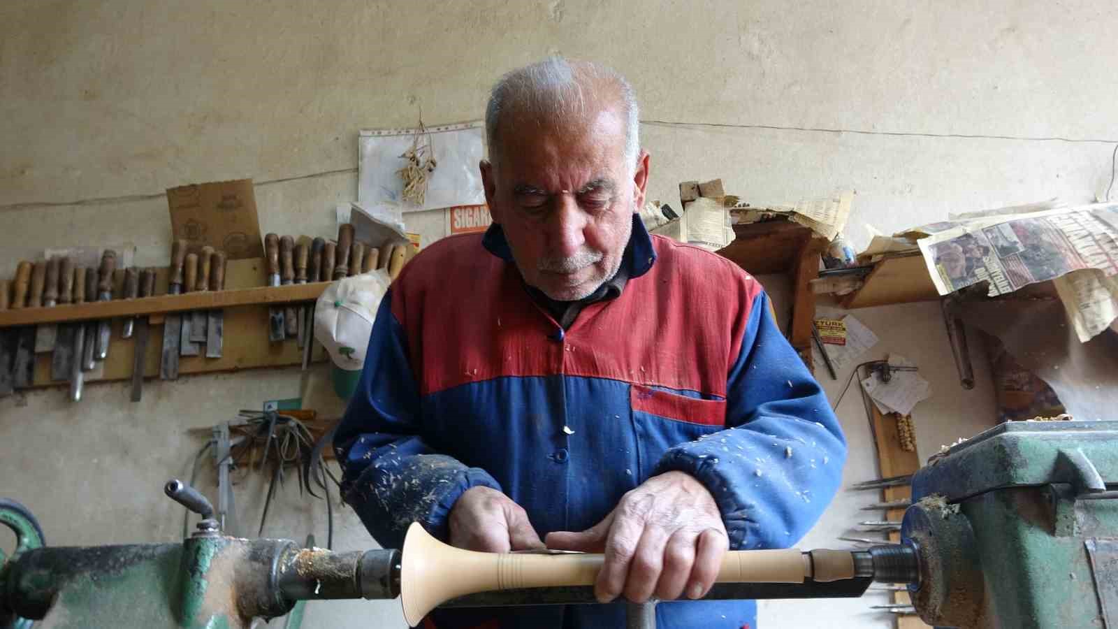 Eğlencelerin simgesi zurnayı 55 yıldır ağaçlara şekil vererek üretiyor
