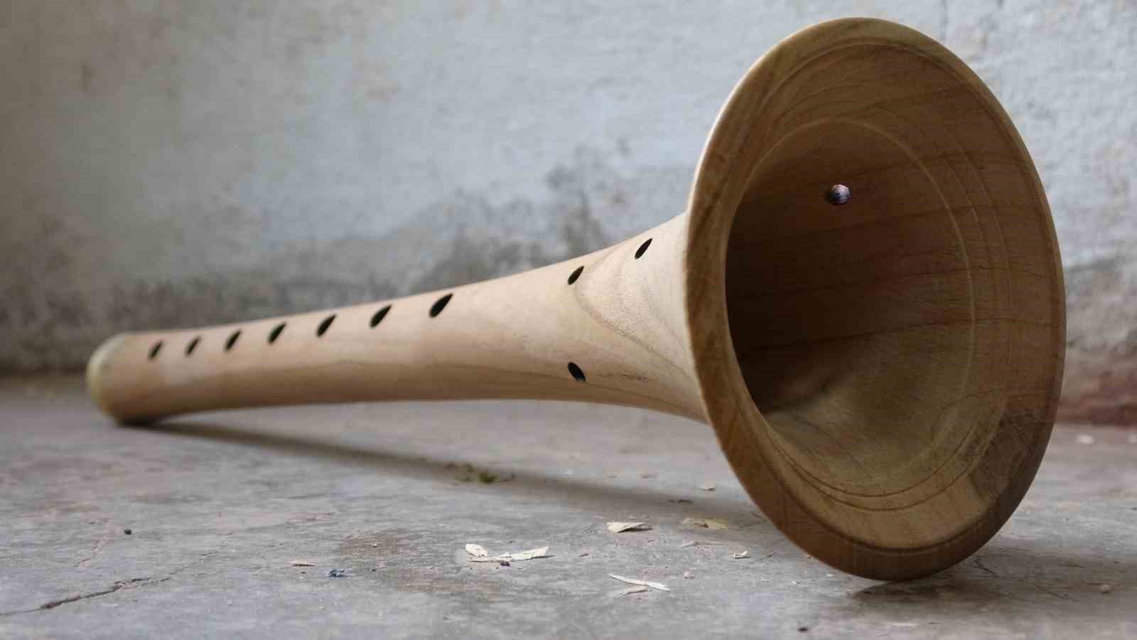 Eğlencelerin simgesi zurnayı 55 yıldır ağaçlara şekil vererek üretiyor
