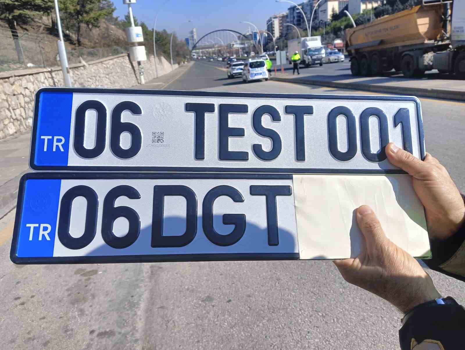 EGM Trafik Daire Başkanı Mutlu’dan standart ve ‘APP’ plaka arasındaki farklarla ilgili açıklama
EGM Trafik Daire Başkanı Mutlu’dan standart ve ‘APP’ plaka arasındaki farklarla ilgili açıklama