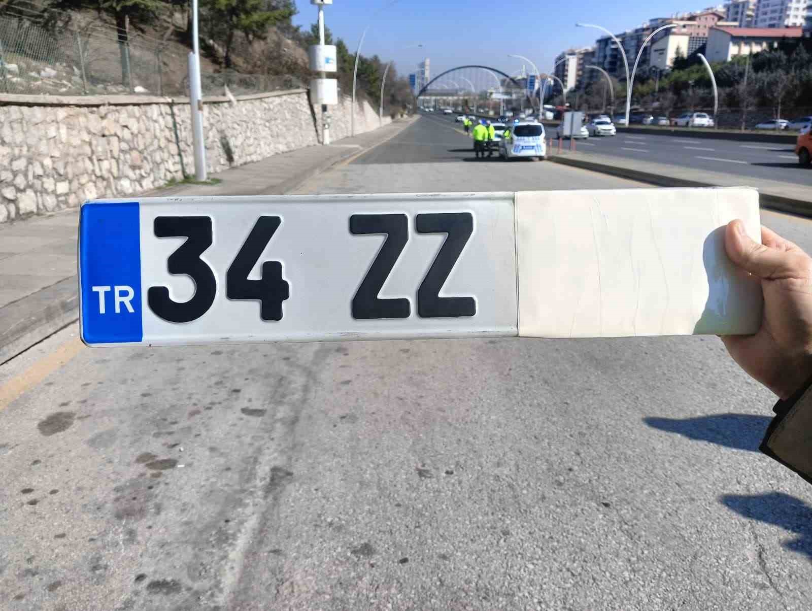 EGM Trafik Daire Başkanı Mutlu’dan standart ve ‘APP’ plaka arasındaki farklarla ilgili açıklama
EGM Trafik Daire Başkanı Mutlu’dan standart ve ‘APP’ plaka arasındaki farklarla ilgili açıklama